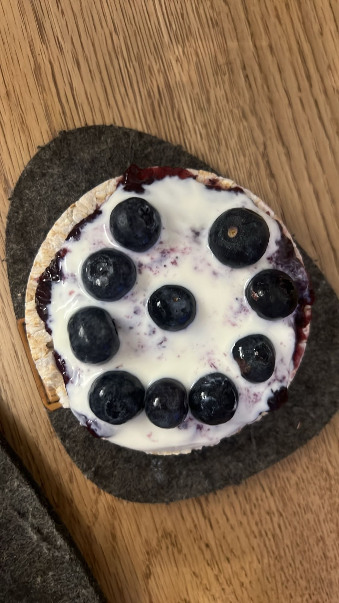 Rice cake with yogurt & berries