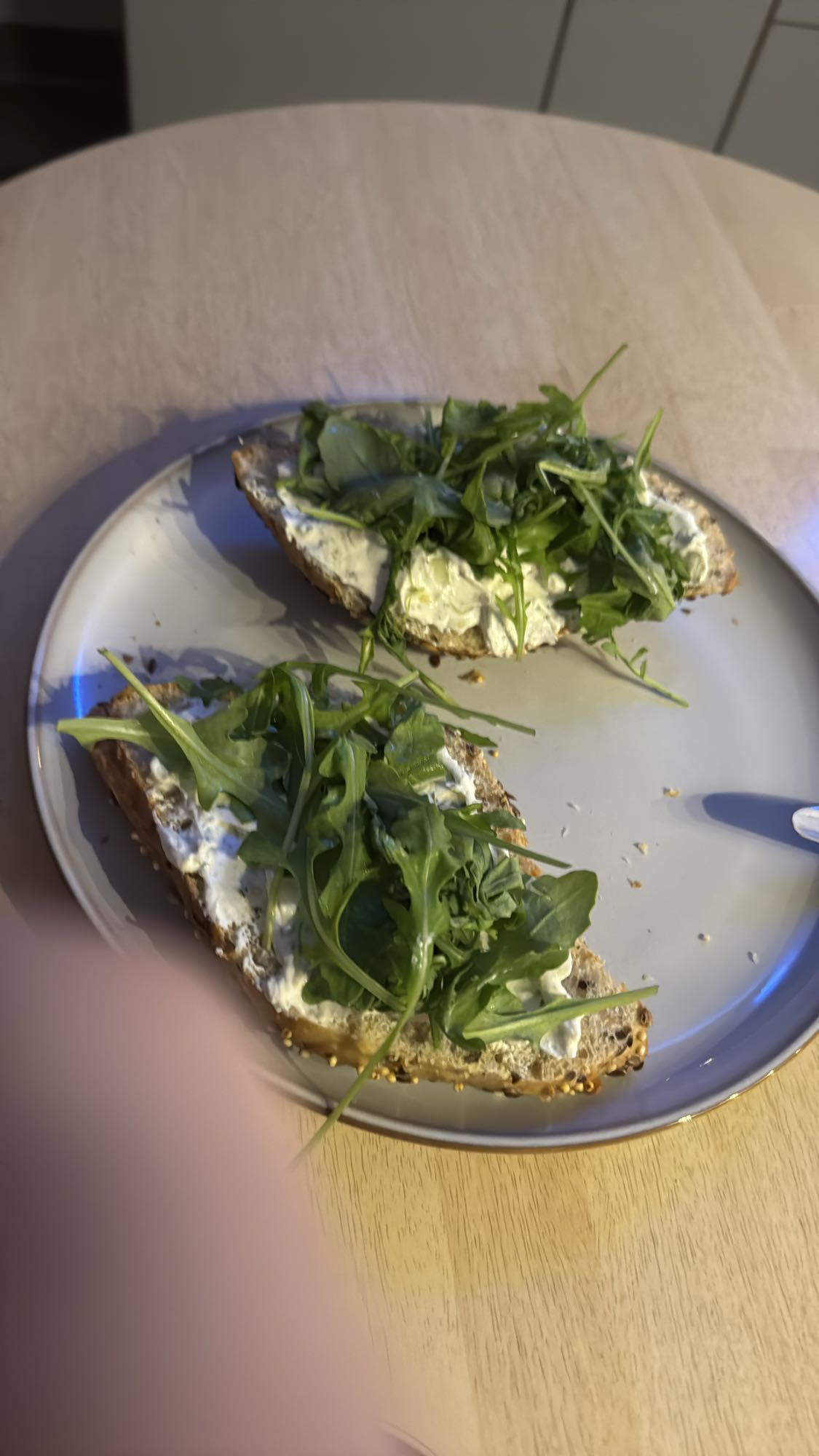 Vollkornbrot mit Frühlingsquark und Rucola