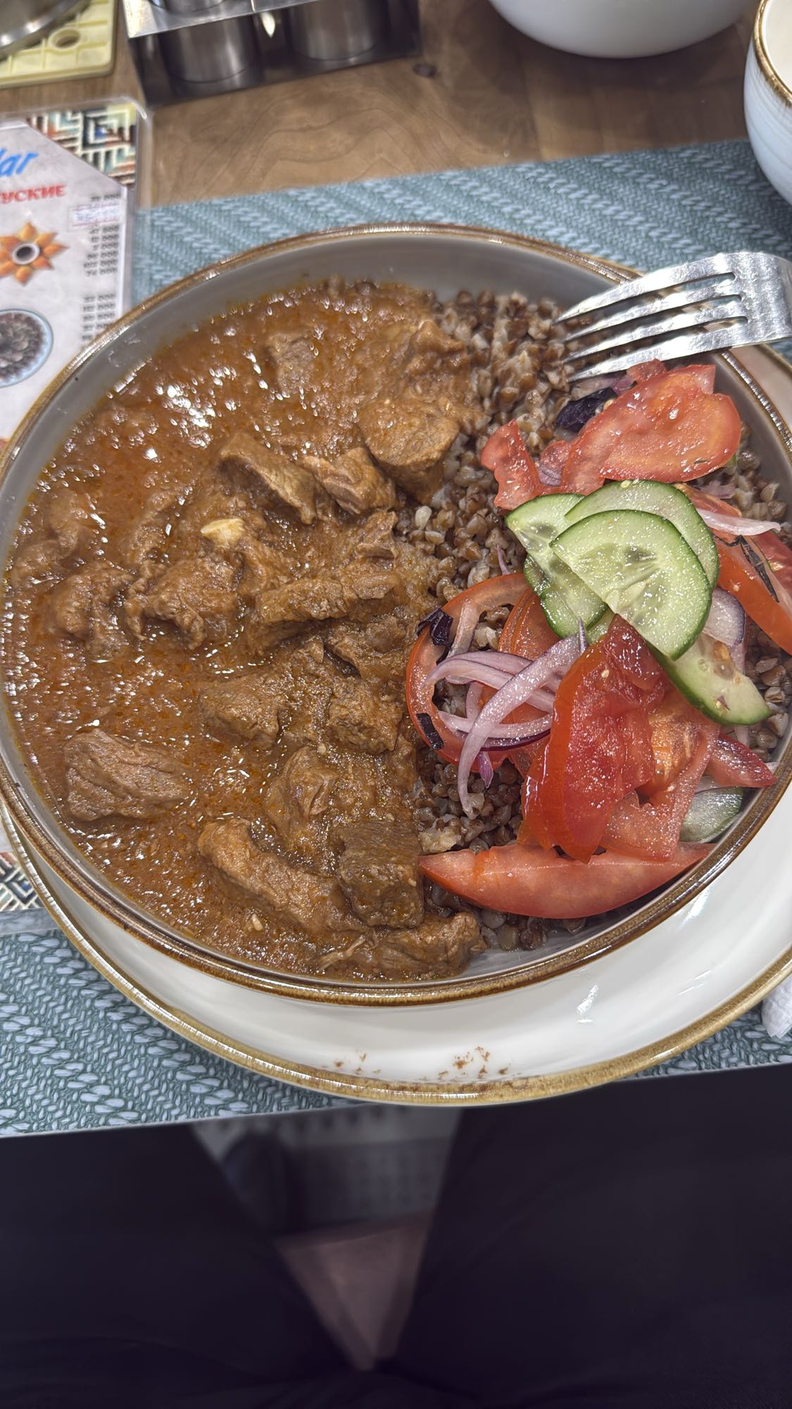 гречка с говядиной и салатом