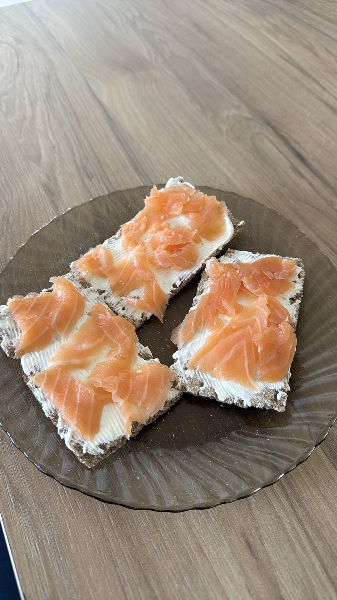 Crackers cu somon și cremă