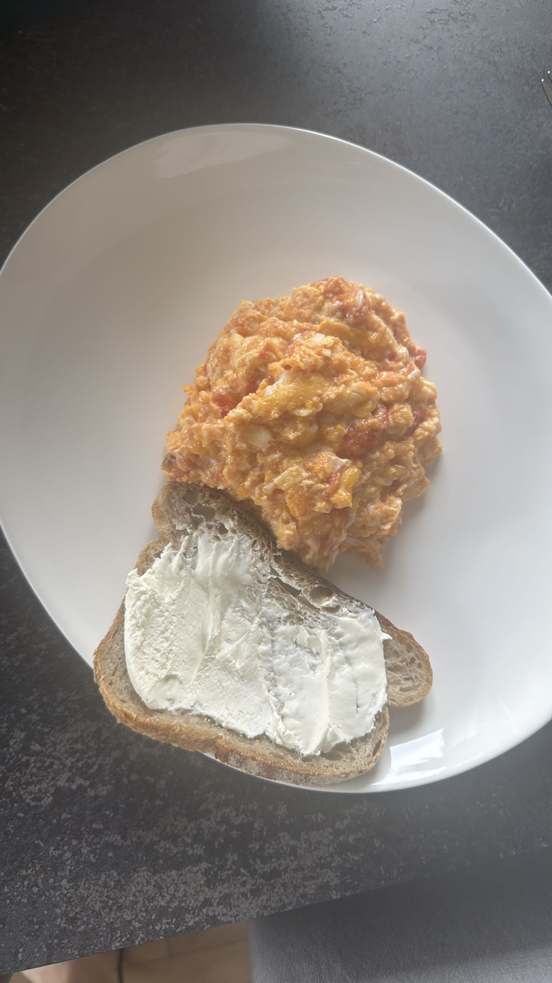 Jajecznica z chlebem