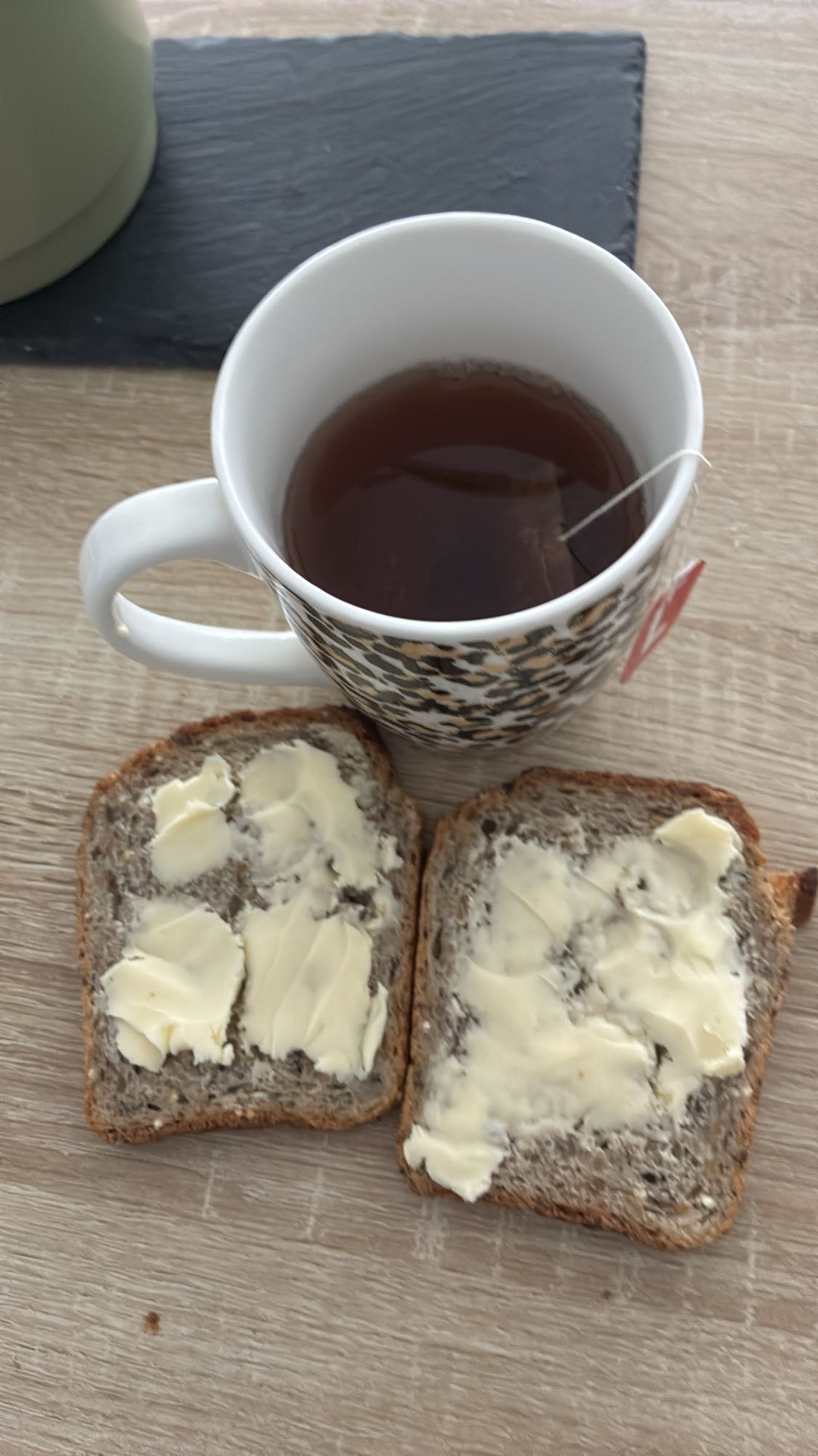 Pain complet beurre et thé