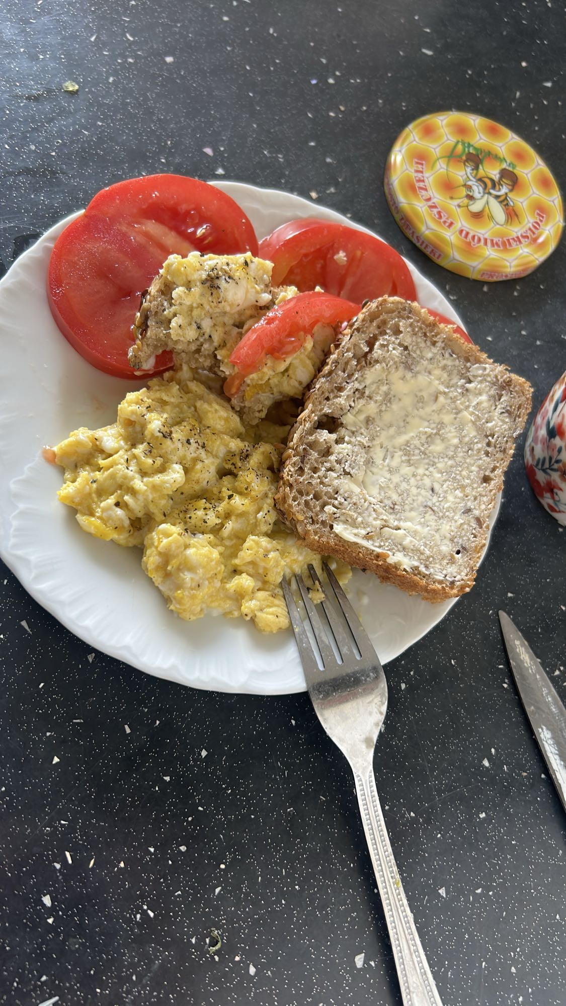 Jajecznica z chlebem