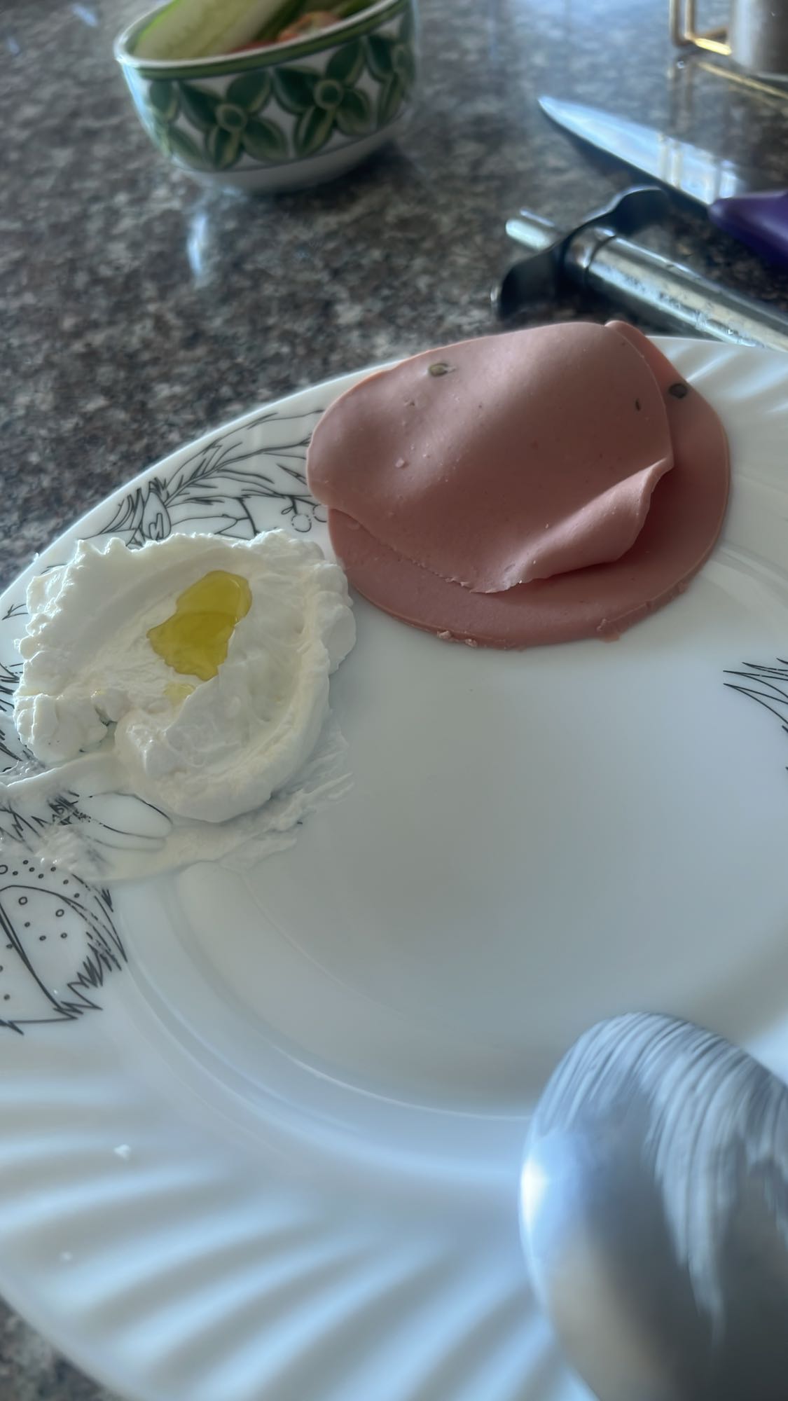 بيض مسلوق ومرتديلا