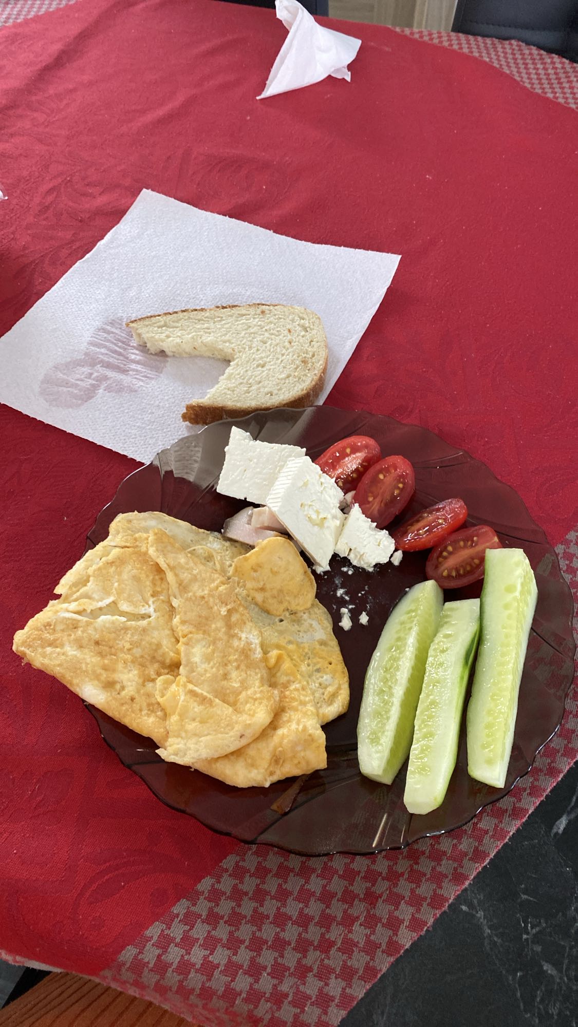 Mic dejun cu omletă și legume