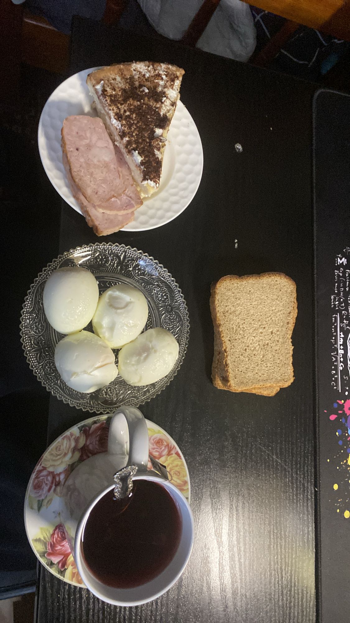 Завтрак с яйцами и ветчиной