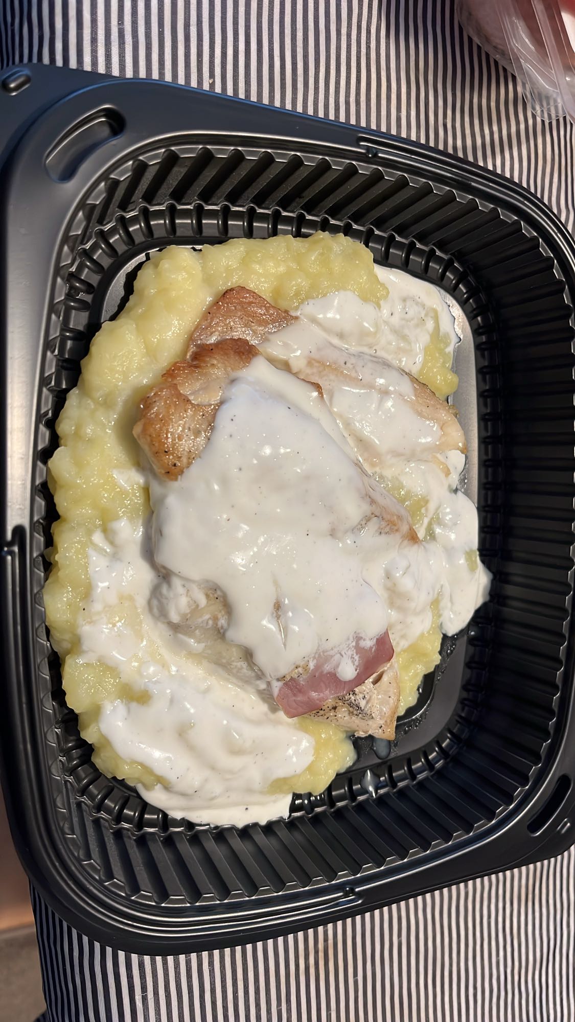 Пиле с картофено пюре и сос