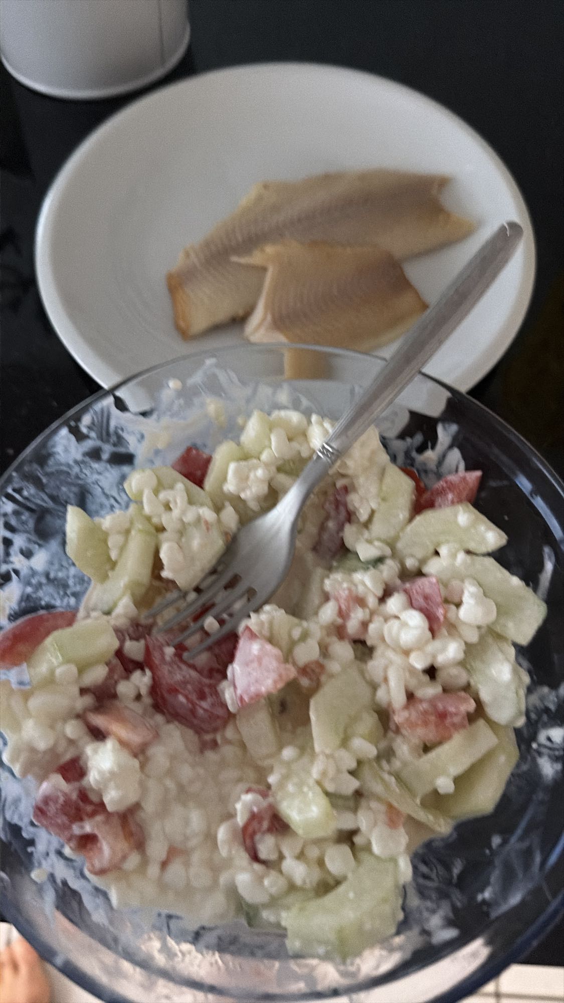 Hüttenkäse-Gemüse-Salat mit Fisch