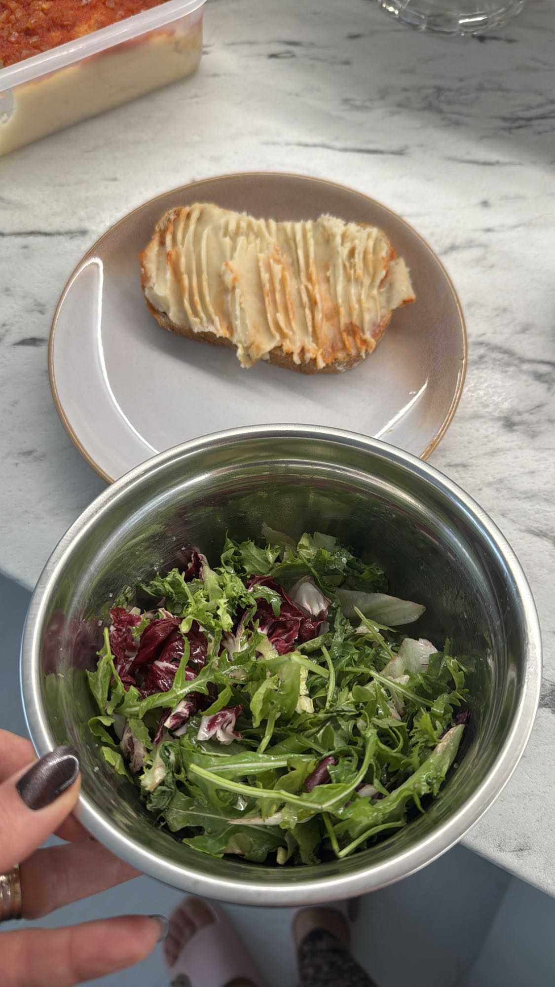 Pâine cu pastă și salată