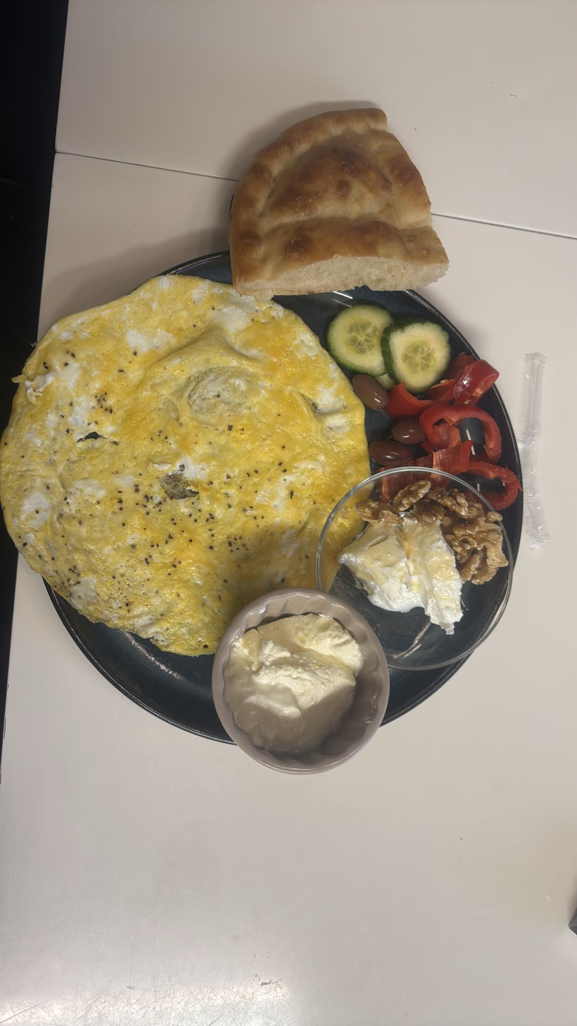 Omelett med tillbehör