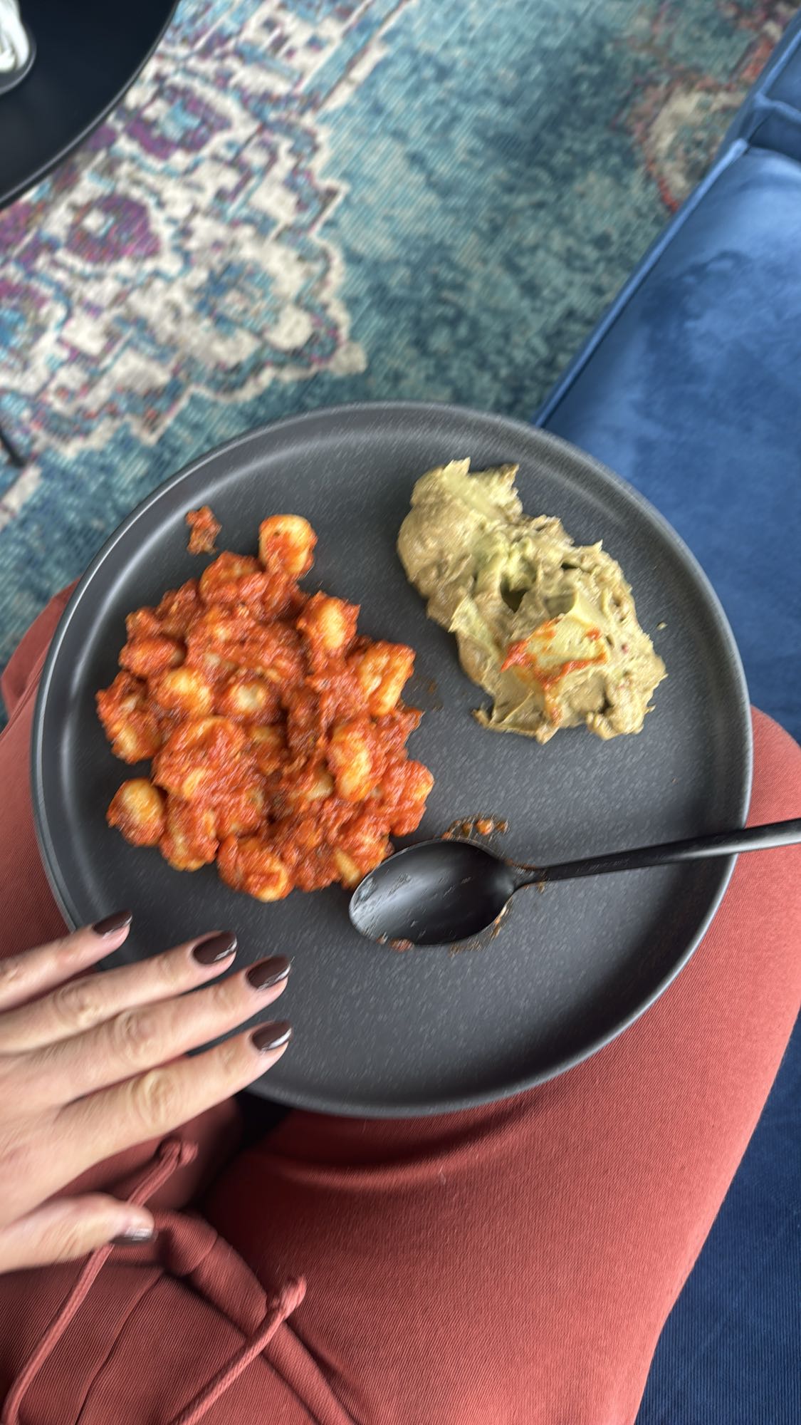 gnocchi z sosem i hummusem