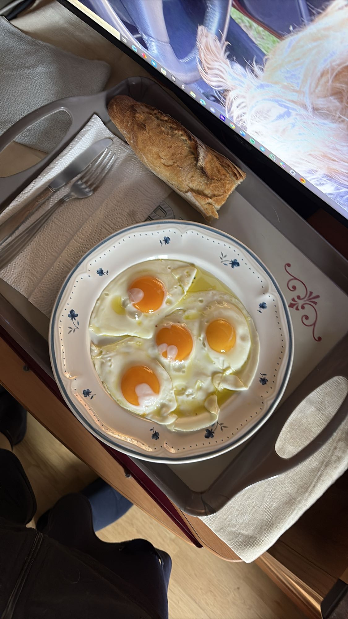 Oeufs au plat et baguette