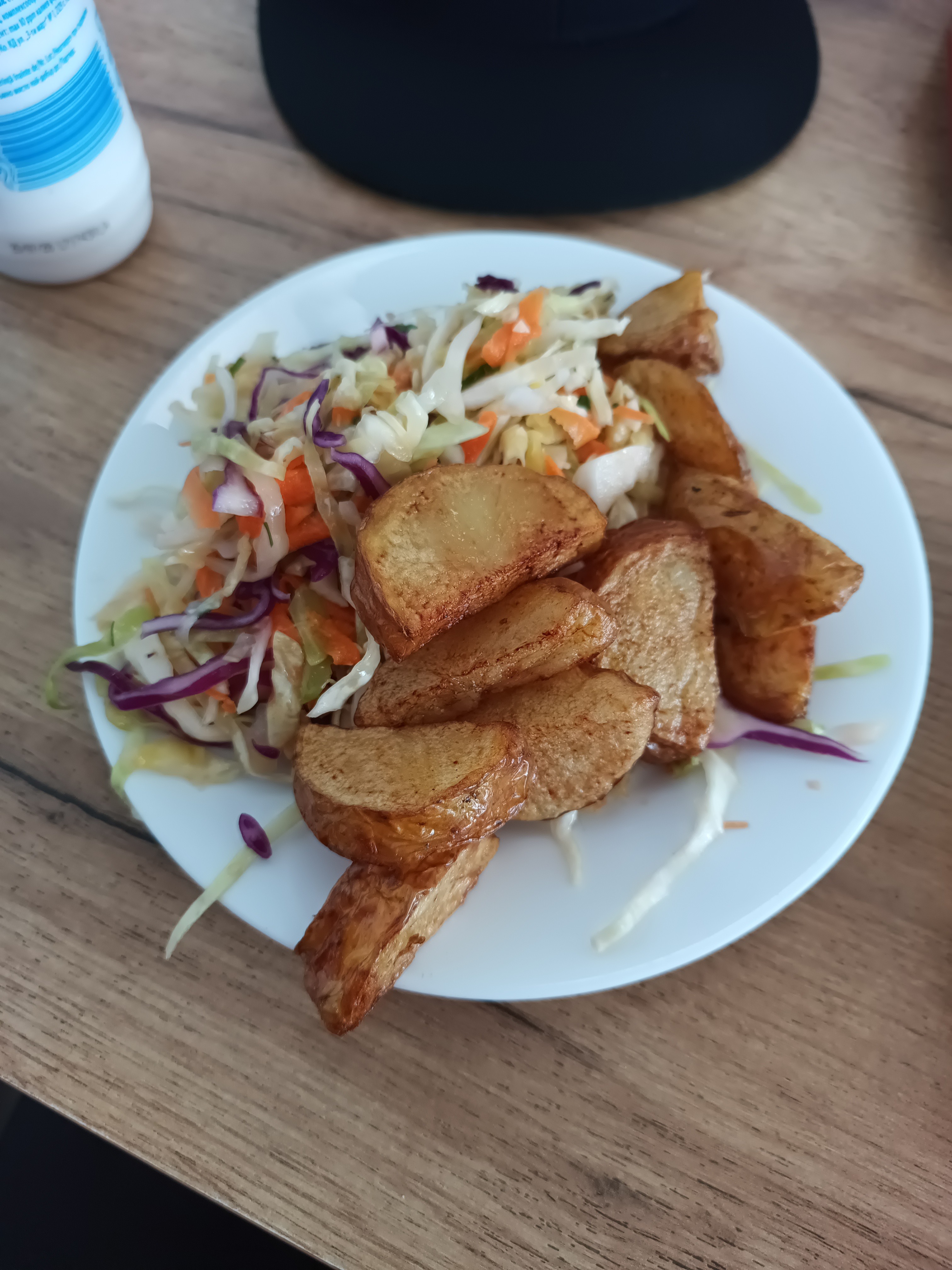 Potato wedges & slaw