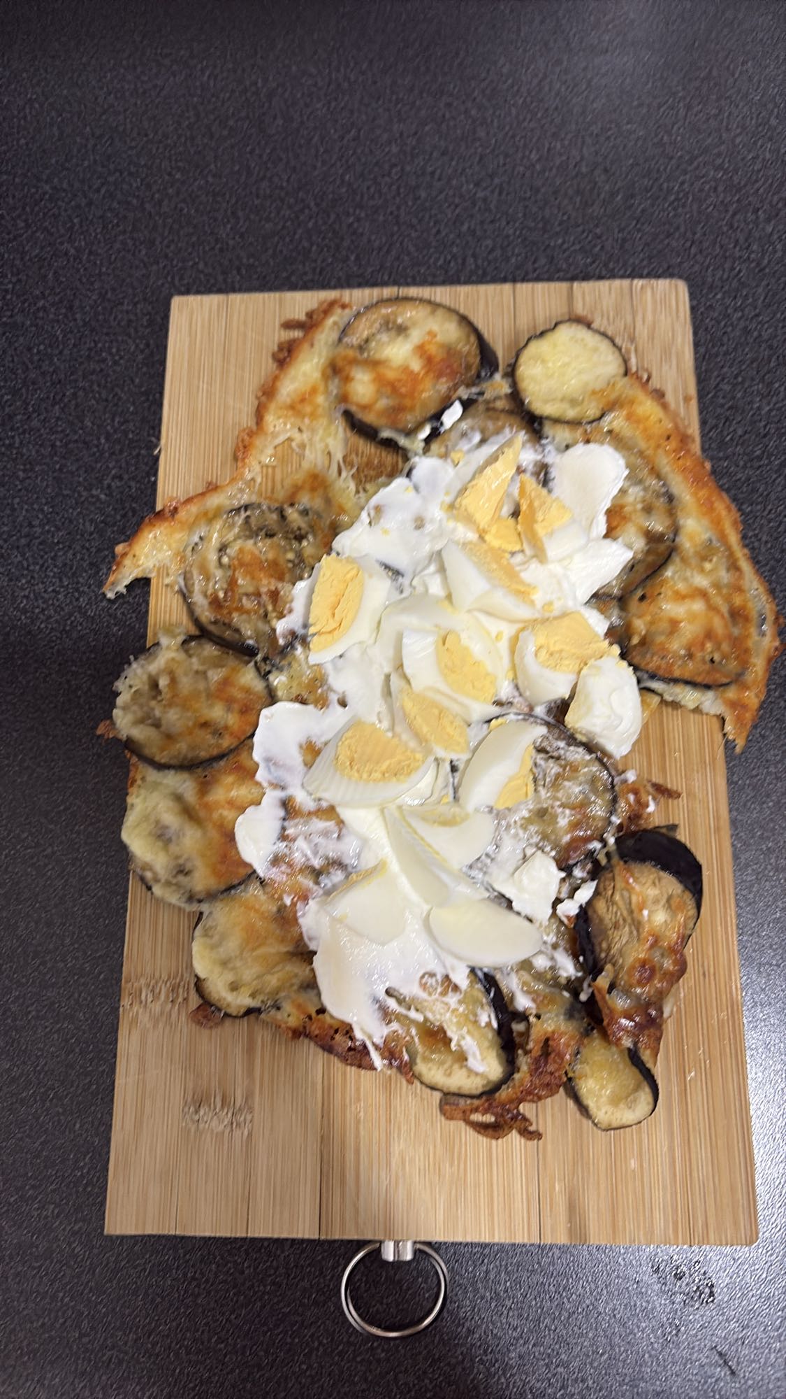 Aubergine med egg og ost