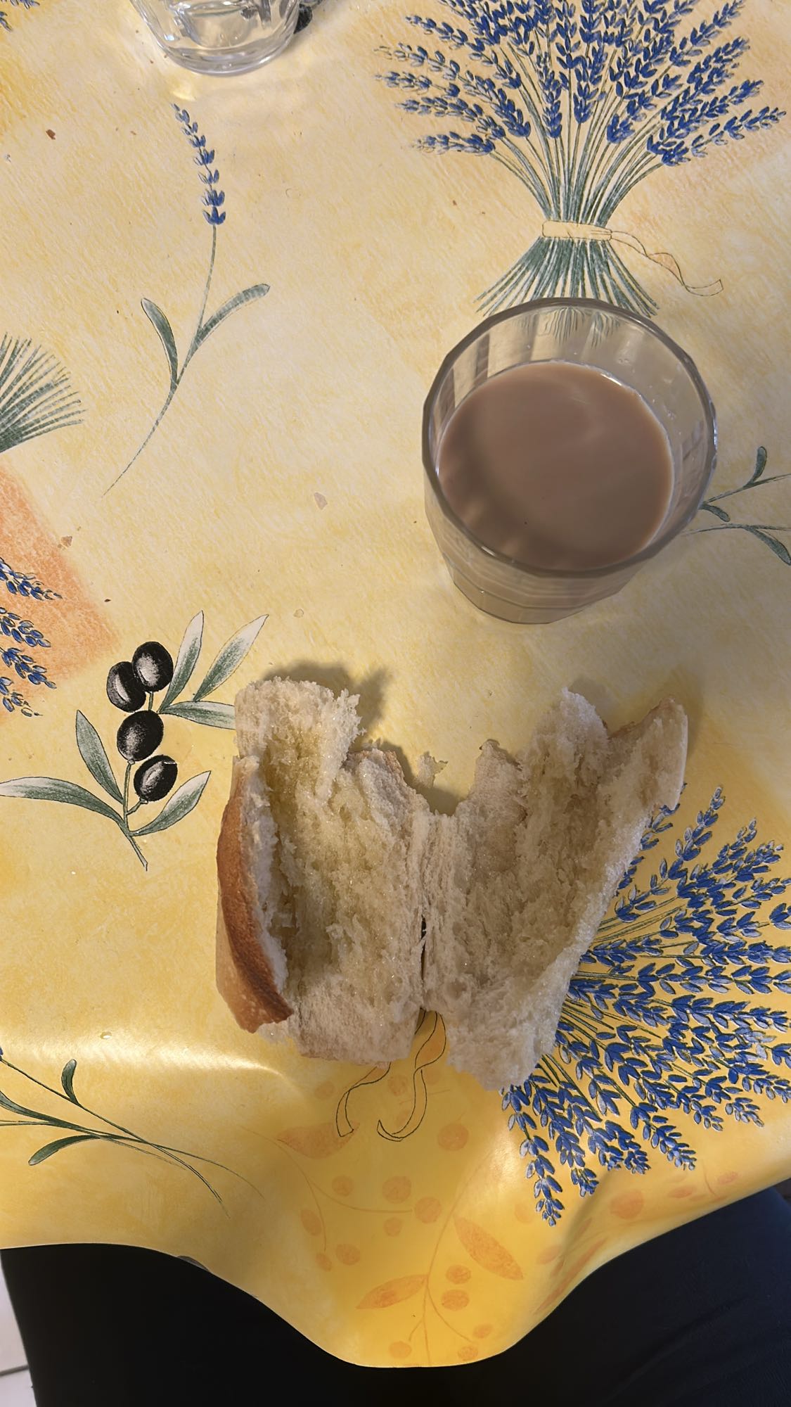 Pain et chocolat chaud