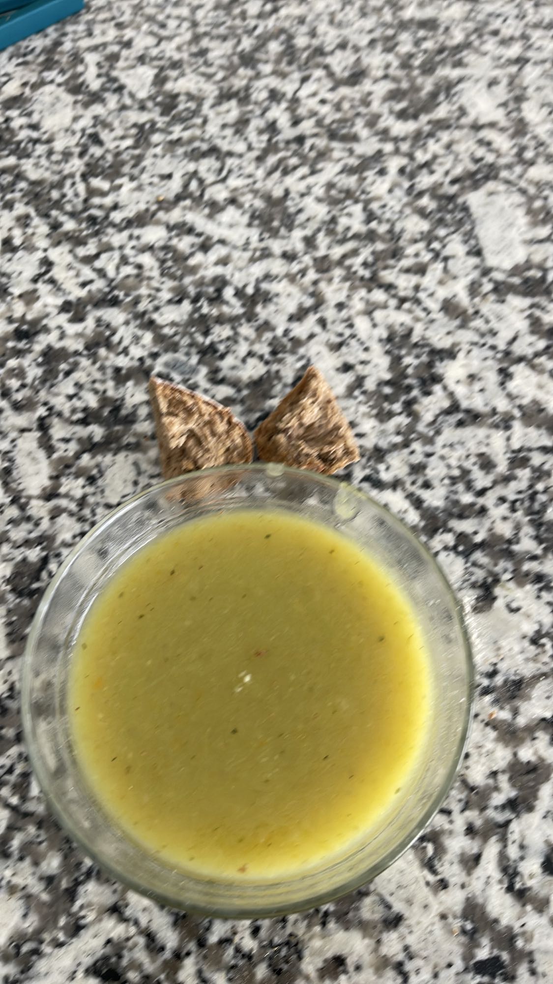 Soupe de légumes et pain complet