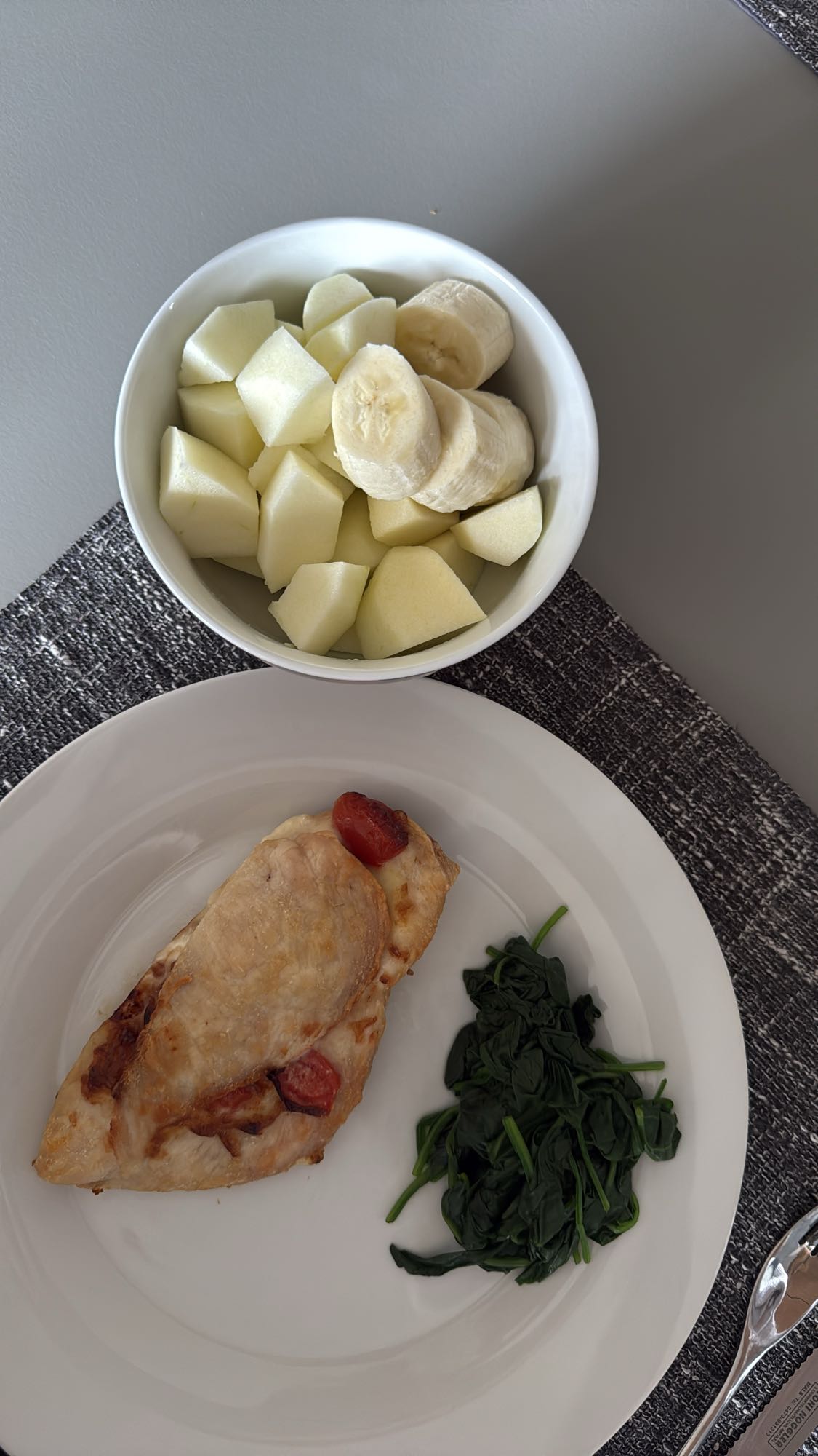 Piept pui, spanac, fructe