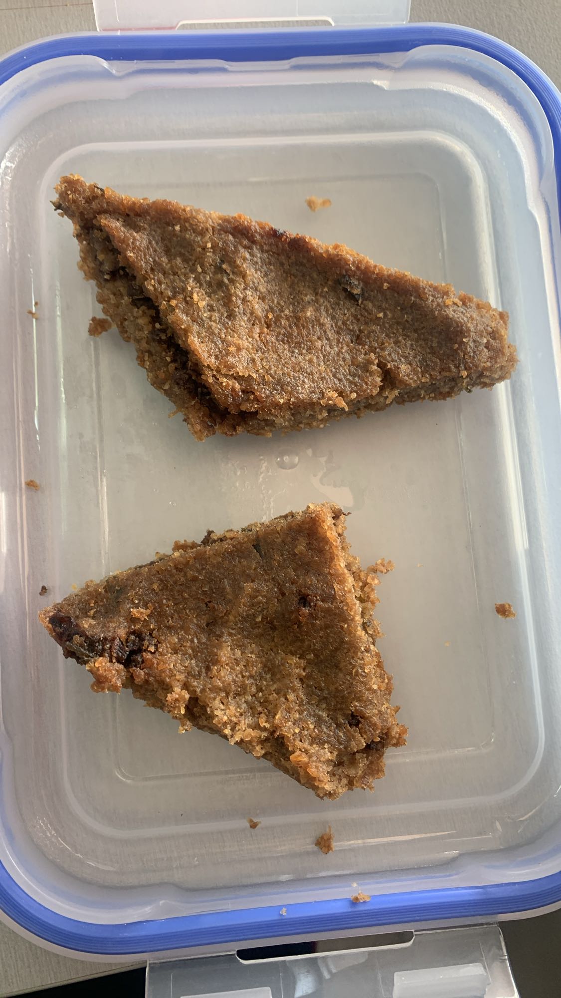 Date semolina cake slices