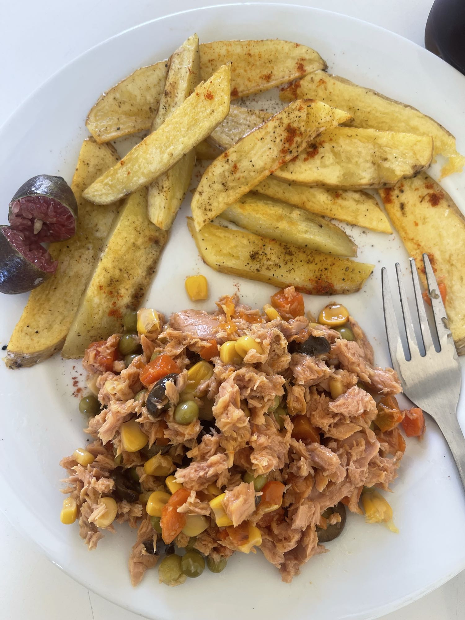 Tuna Veggie Plate with Fries