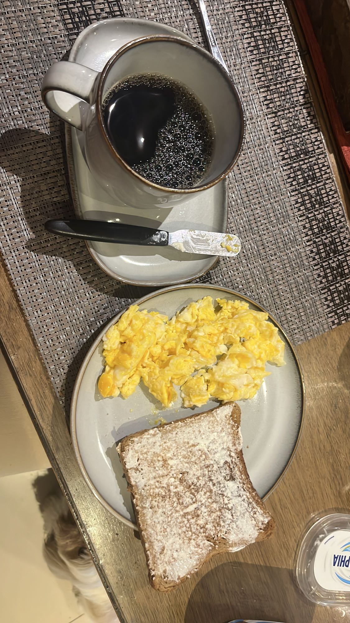 Desayuno con huevos y café