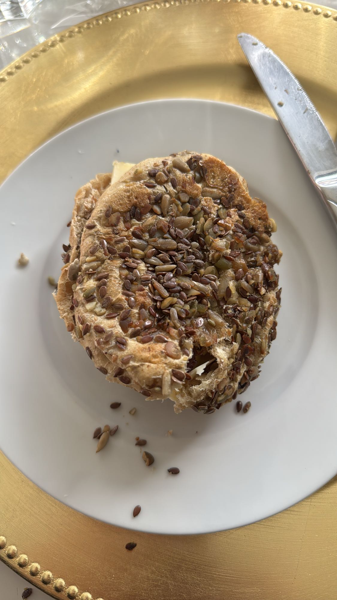 Meerzadenbroodje met boter