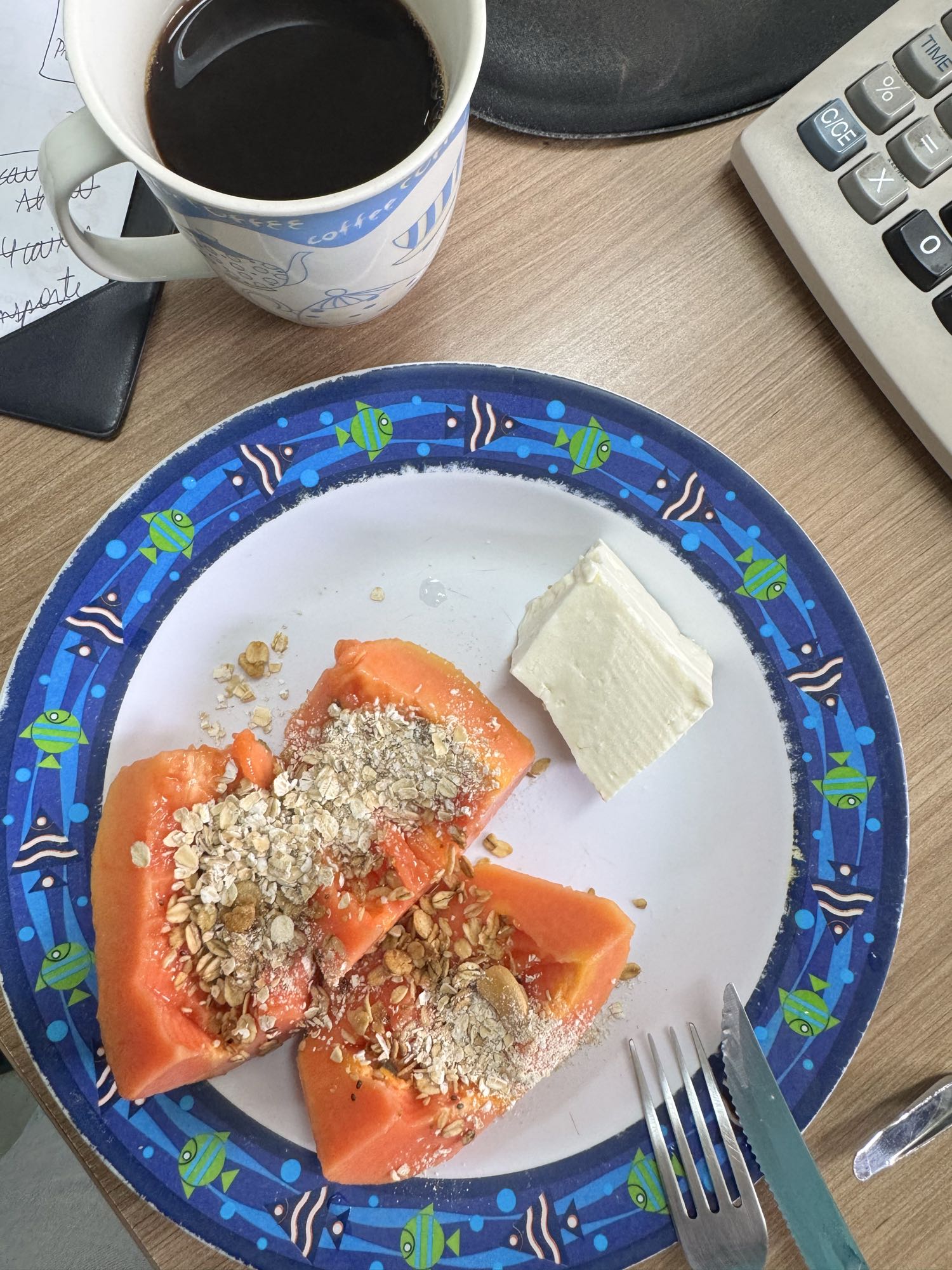 Mamão, granola e queijo