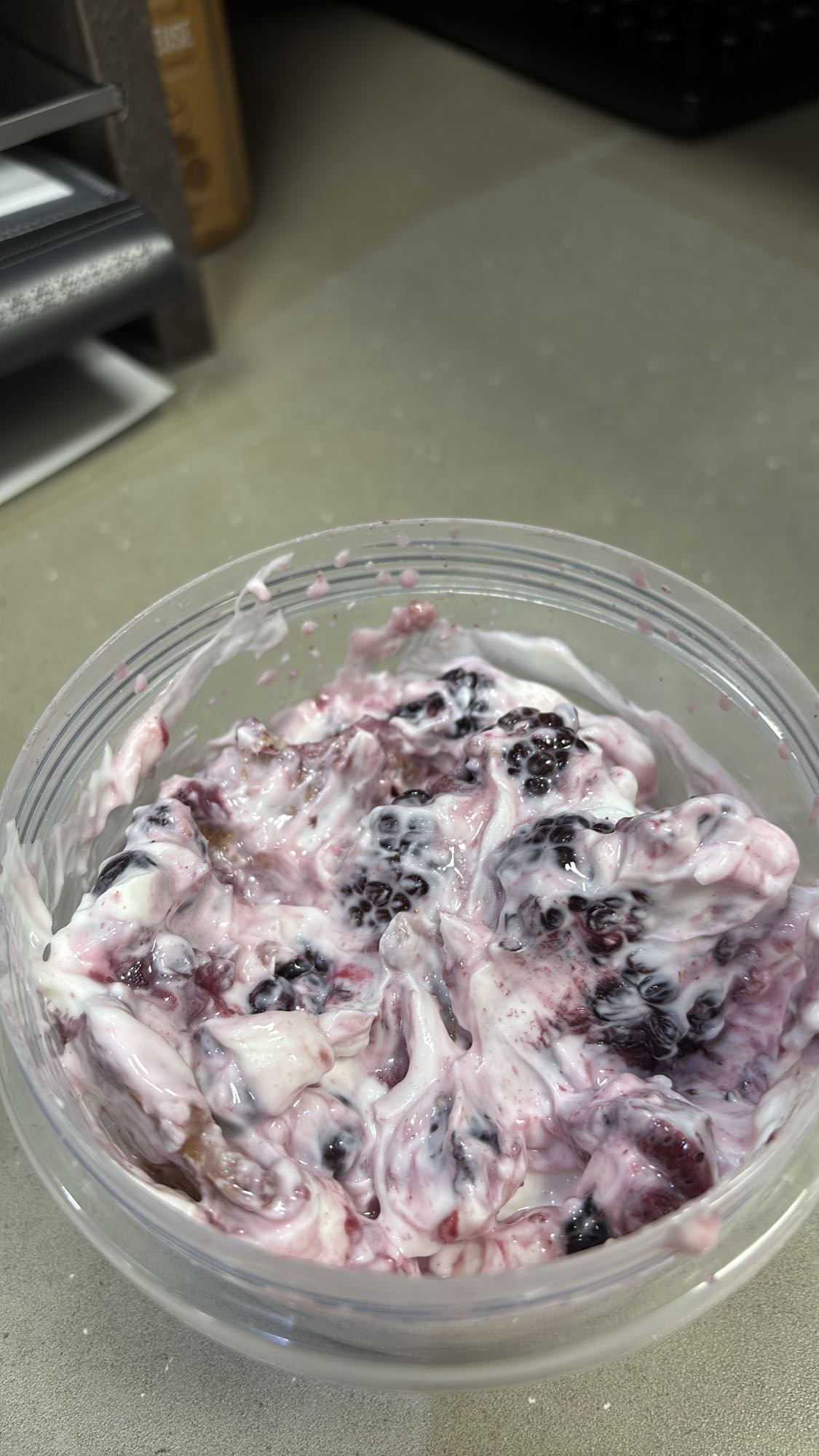 Yaourt aux petits fruits des champs et crêpe protéinée