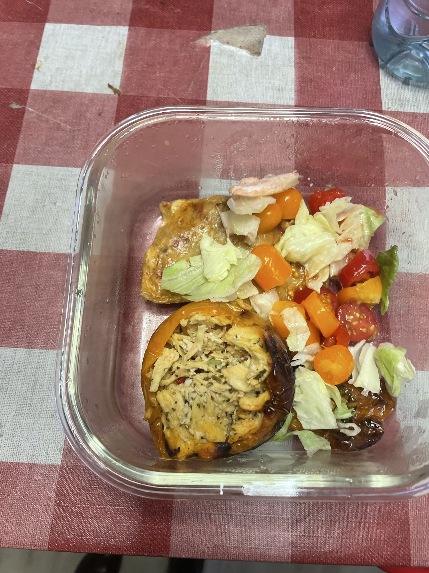 Pimiento relleno y ensalada