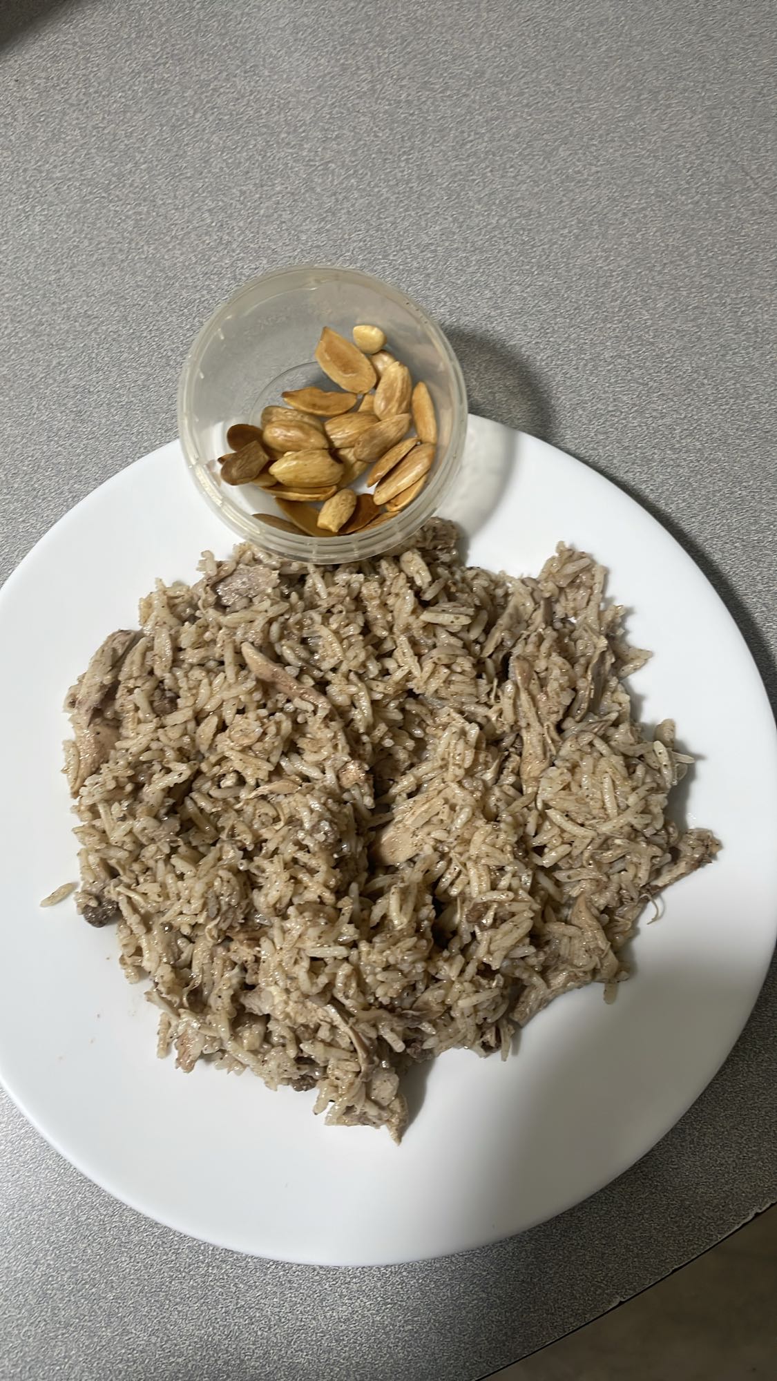 Chicken rice with almonds