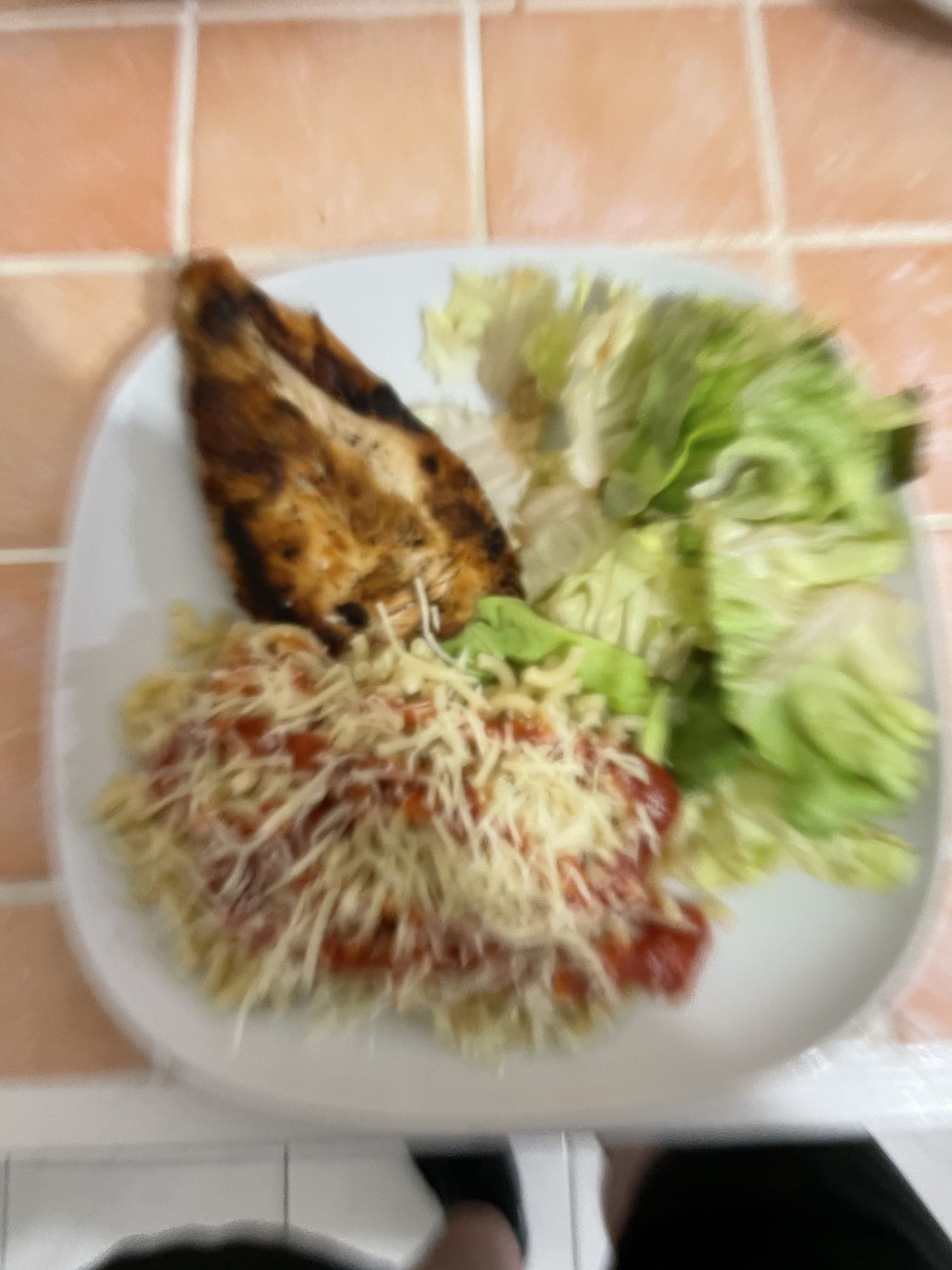 Poulet, pâtes, salade