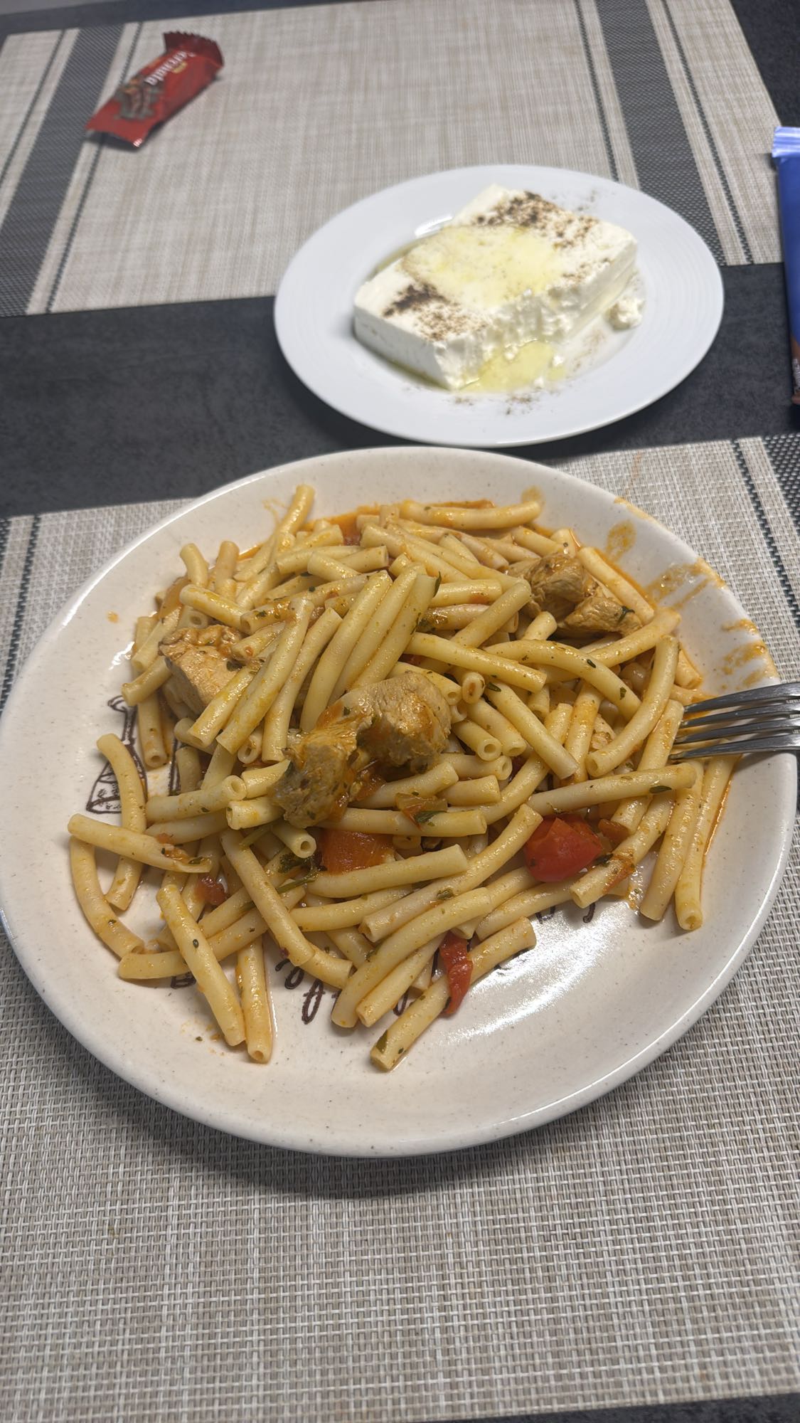 Makaronia me kota kai feta