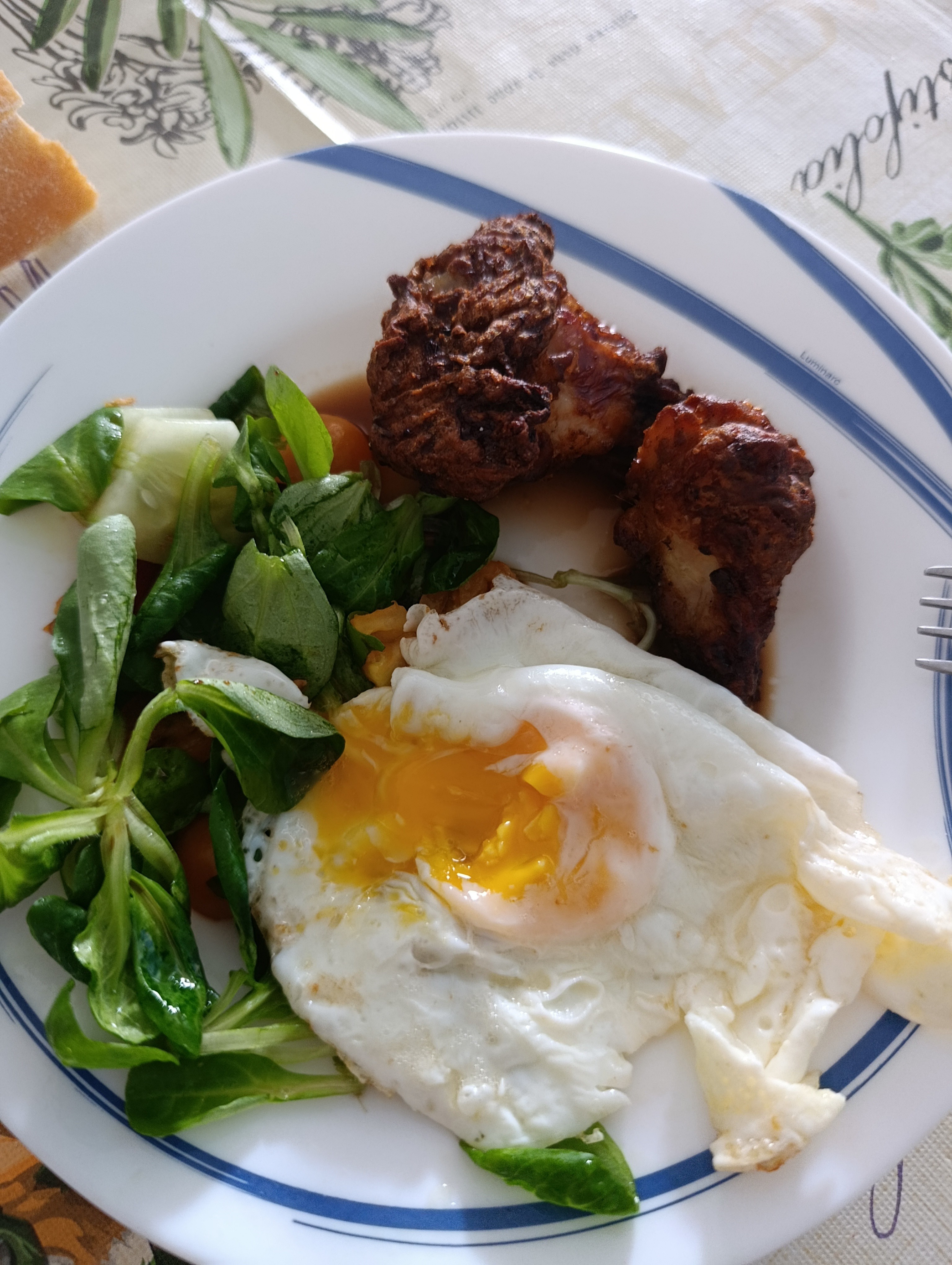 Pollo, huevo y ensalada