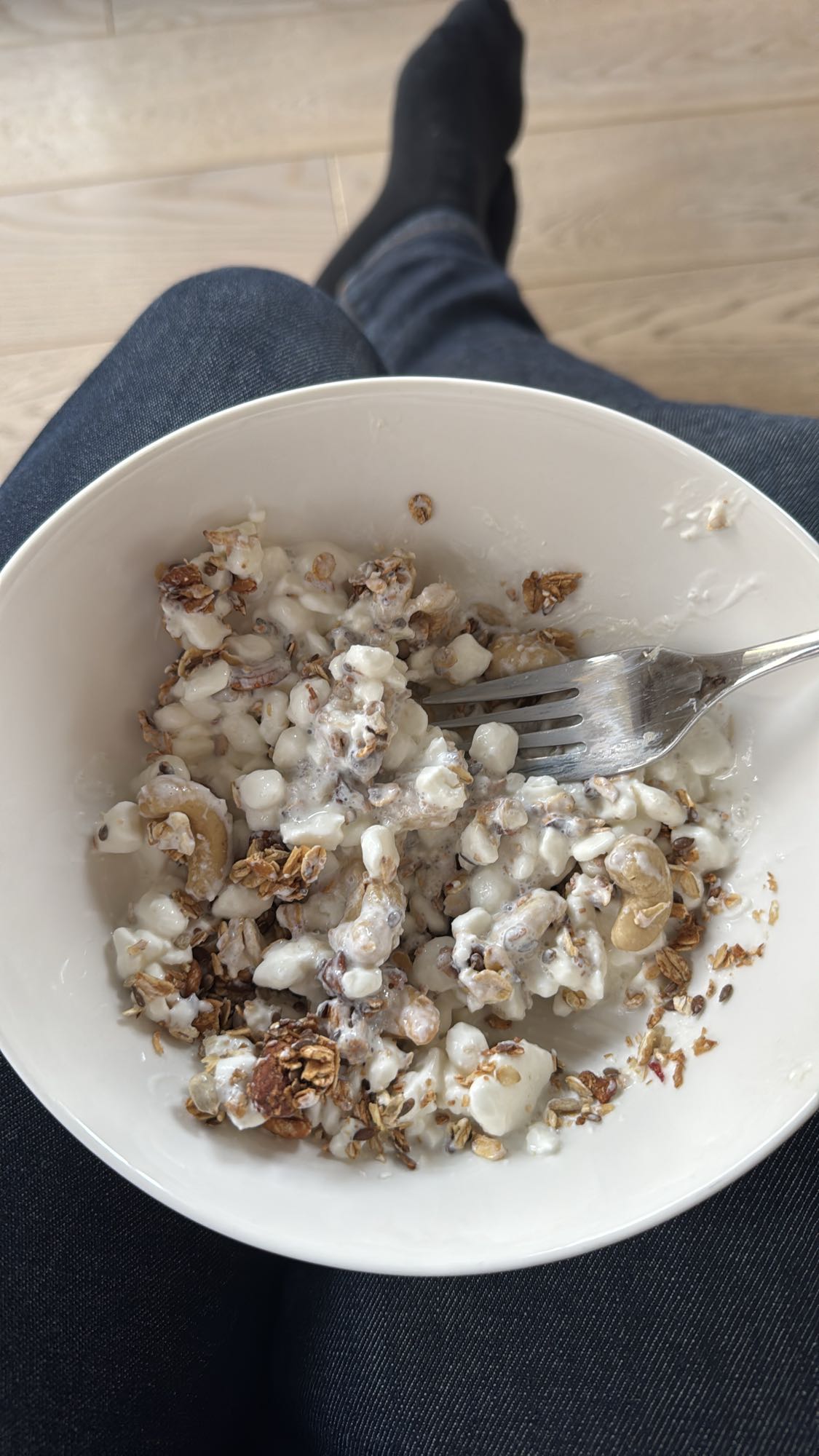 jogurt z granolą i owocami