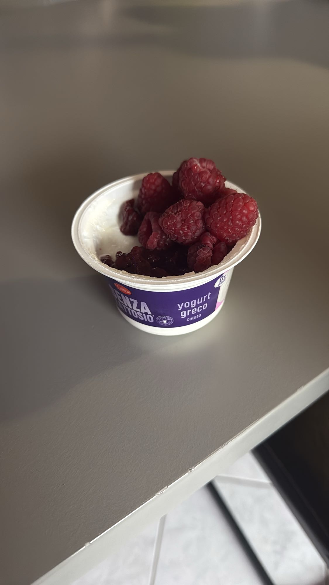 Iaurt grecesc cu zmeură