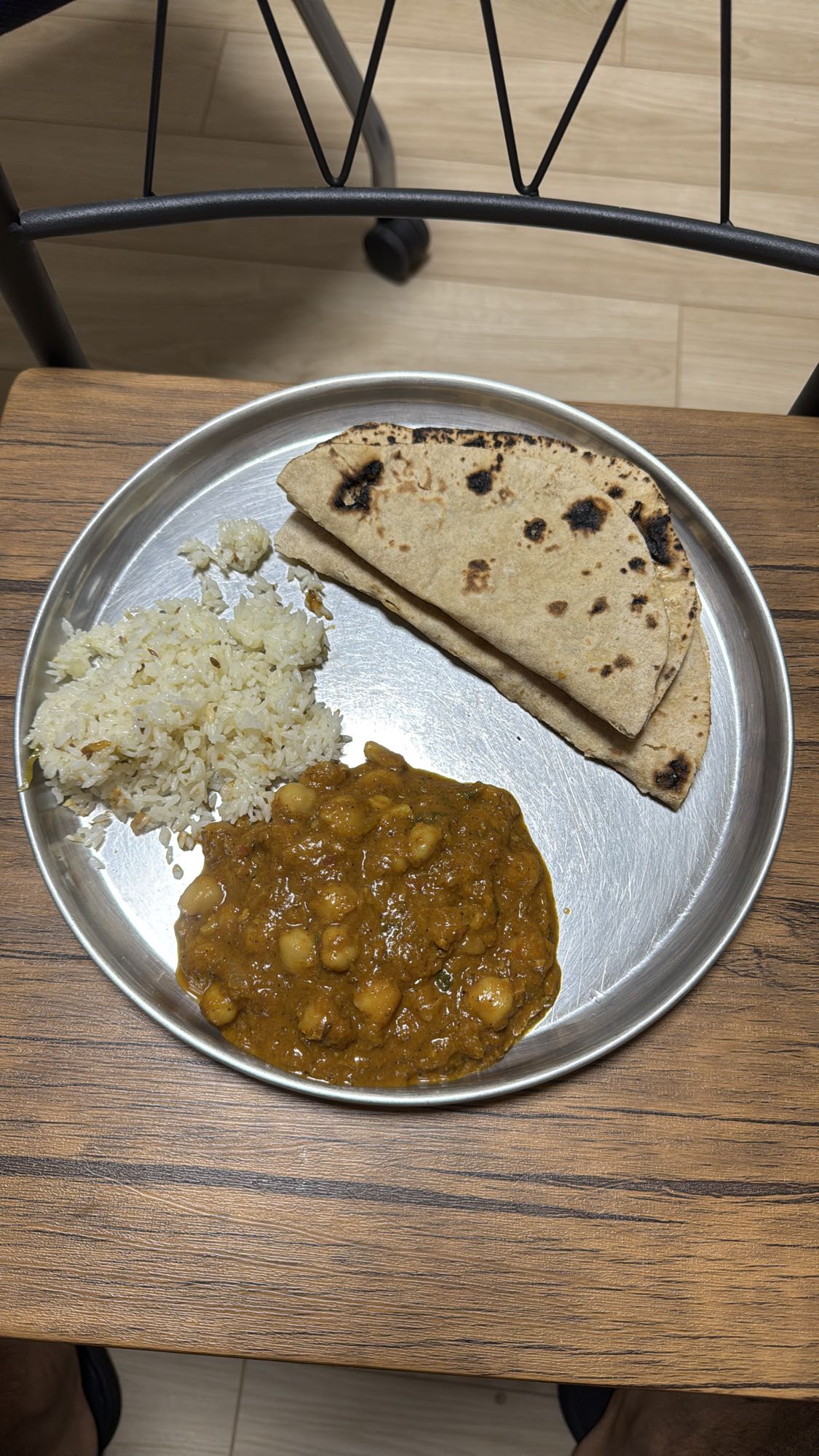 Chickpea curry, rice, roti