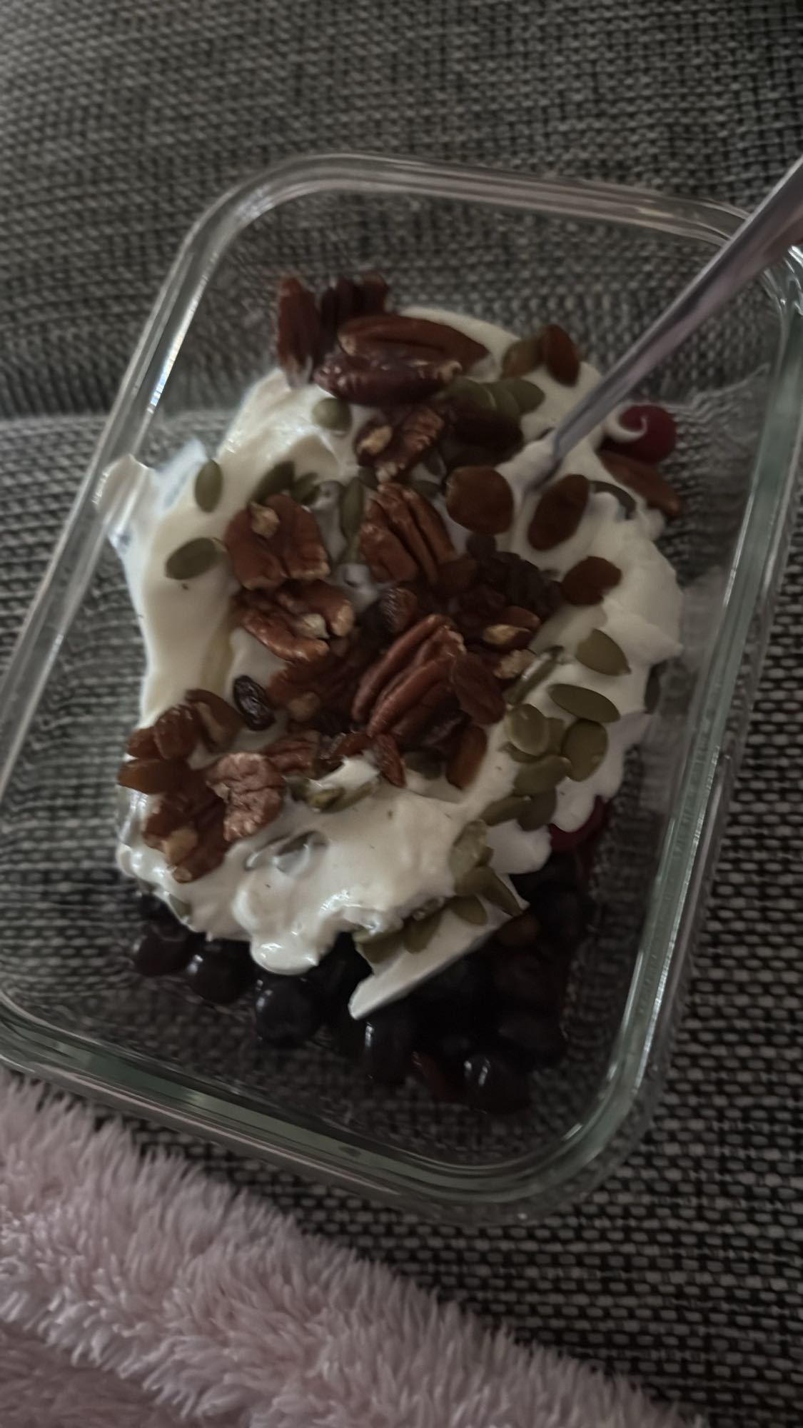 Yoghurt med bär och nötter