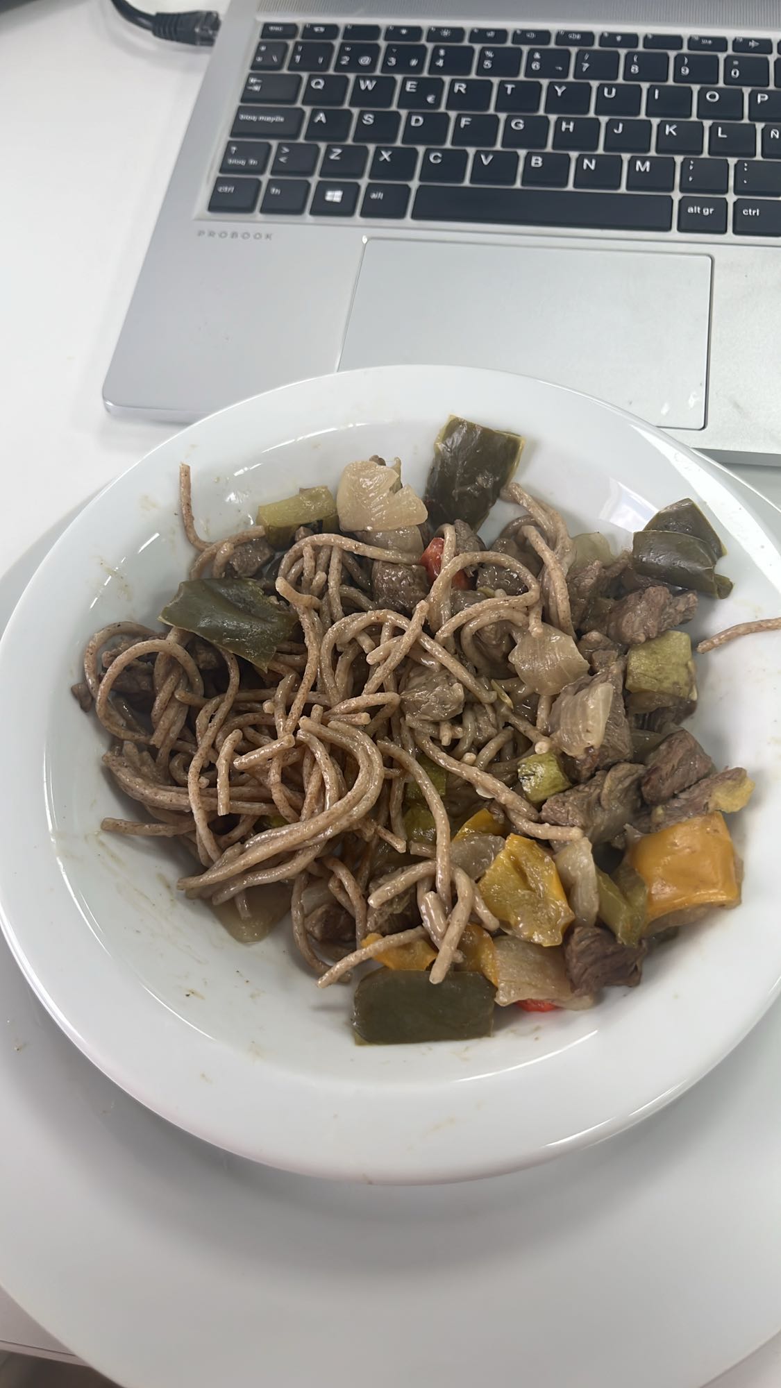 fideos integrales con carne y verduras