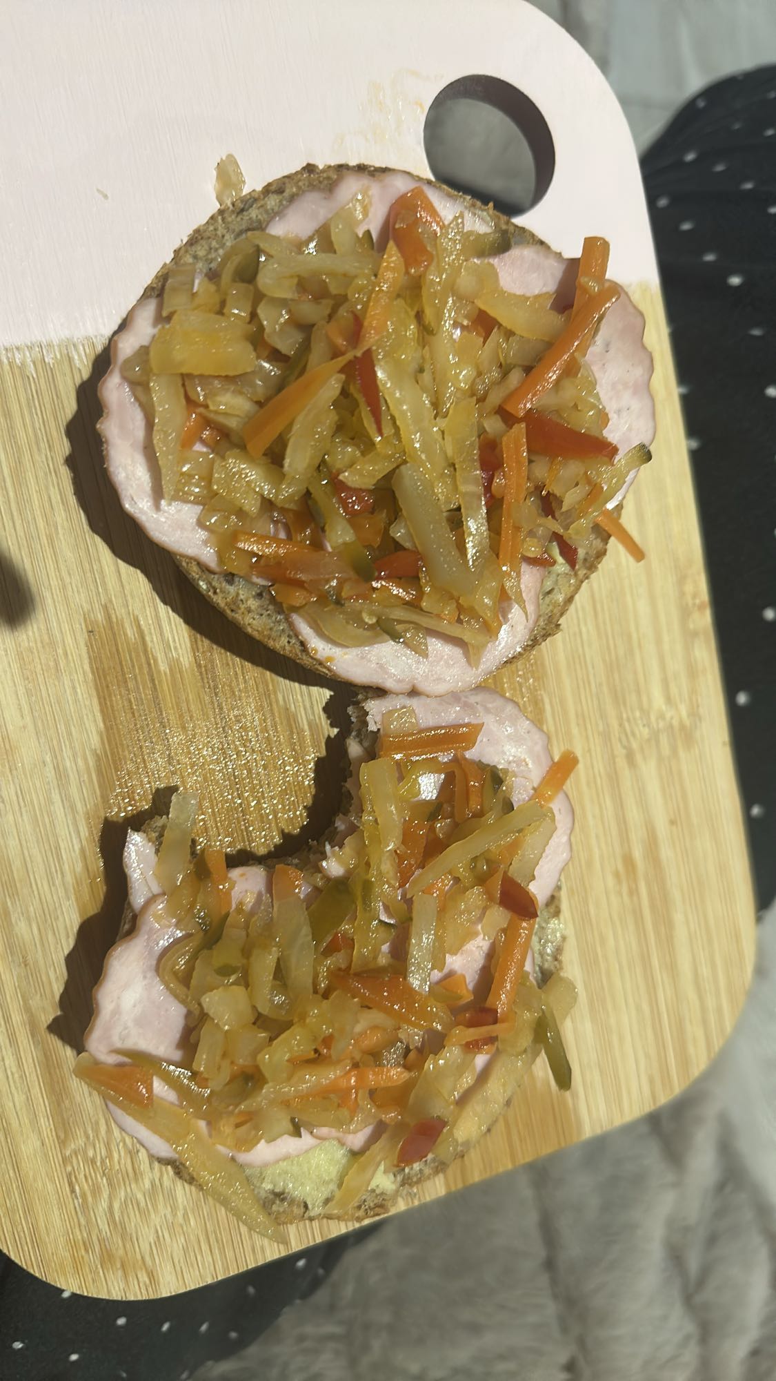 Kanapki z pastą i warzywami