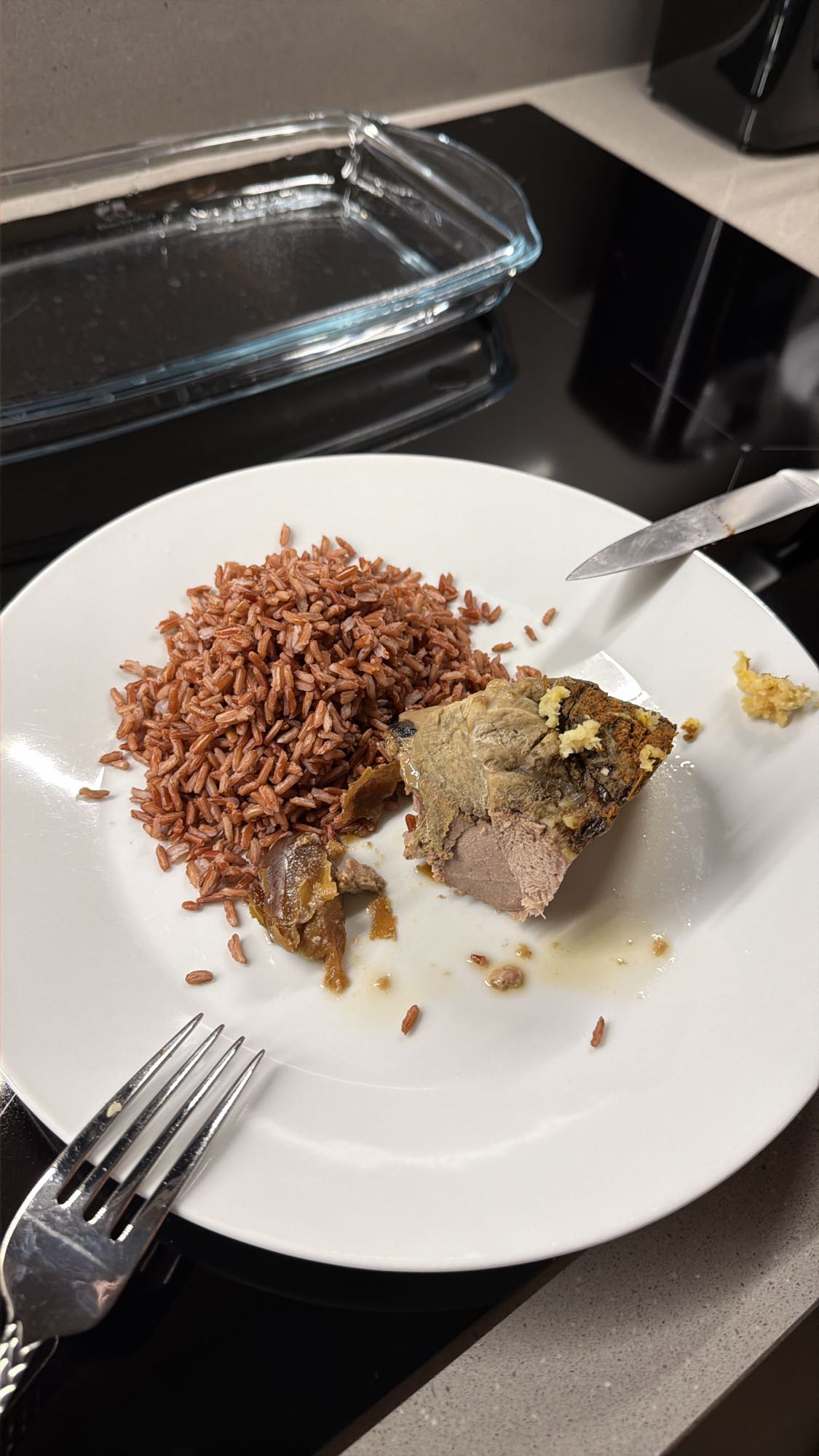 Czerwony ryż z pieczonym mięsem