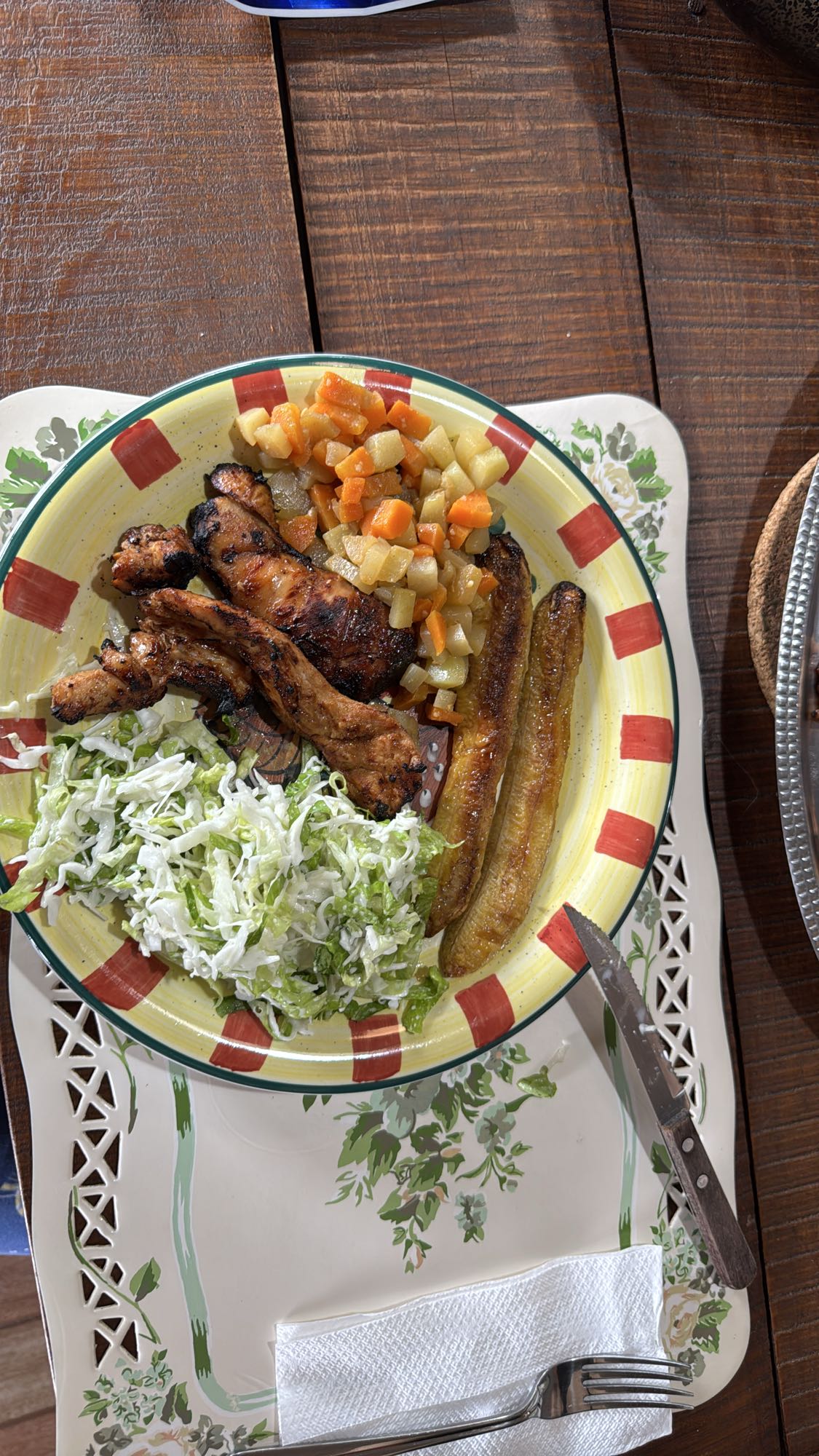 Pollo con plátano y ensalada