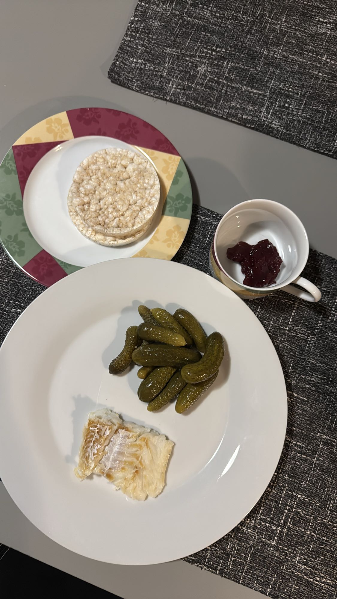 Orez expandat cu pește și castraveți