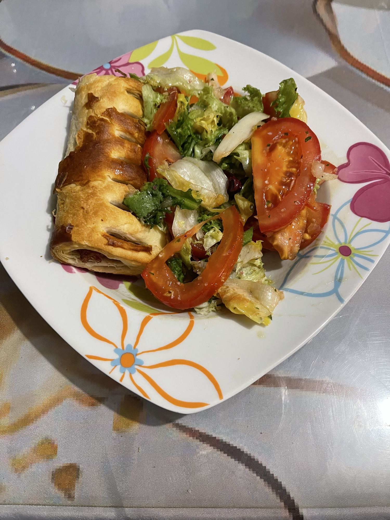 Feuilleté et salade fraîche