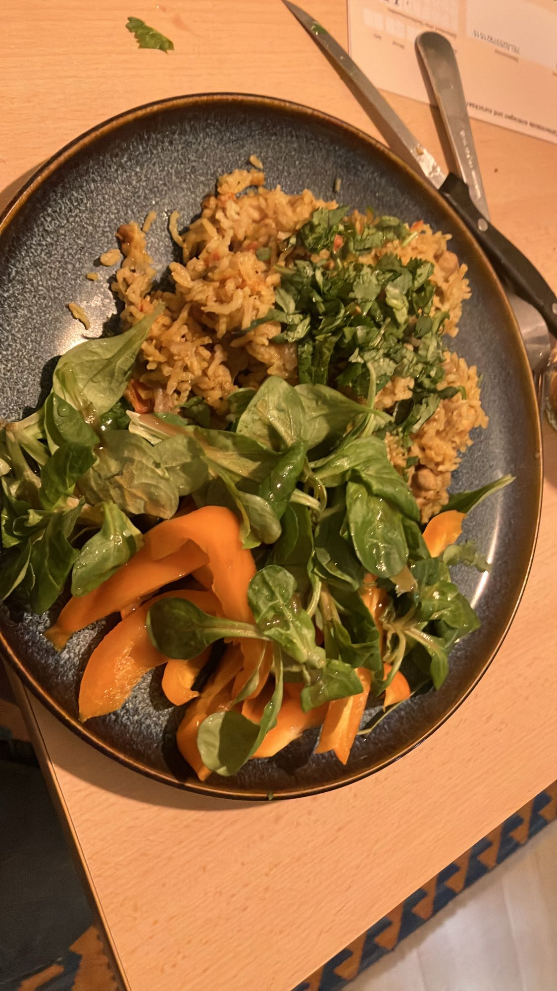 Arroz com frango, salada fresca e molho de azeite, mel e balsâmico