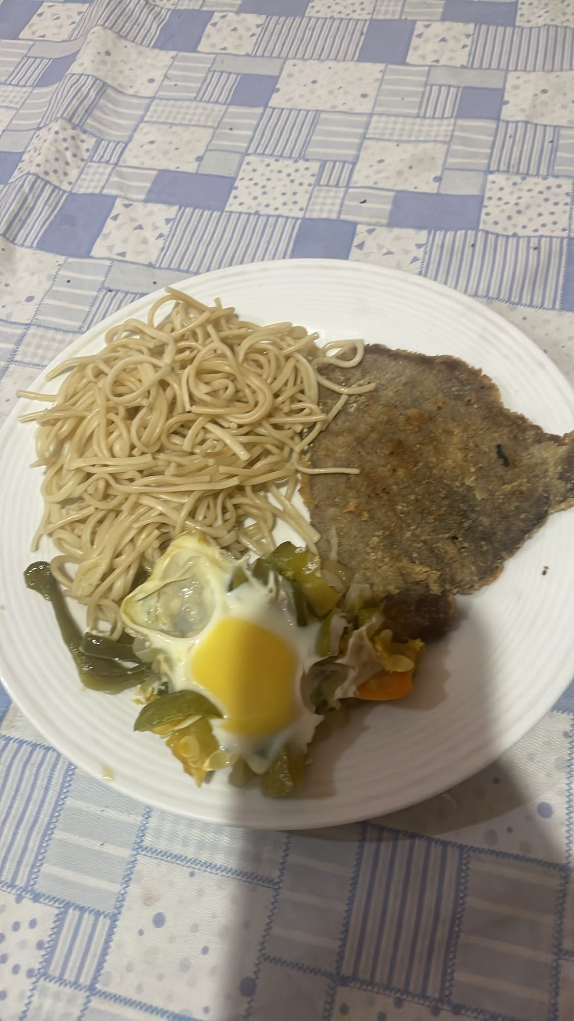 Filete con pasta y huevo