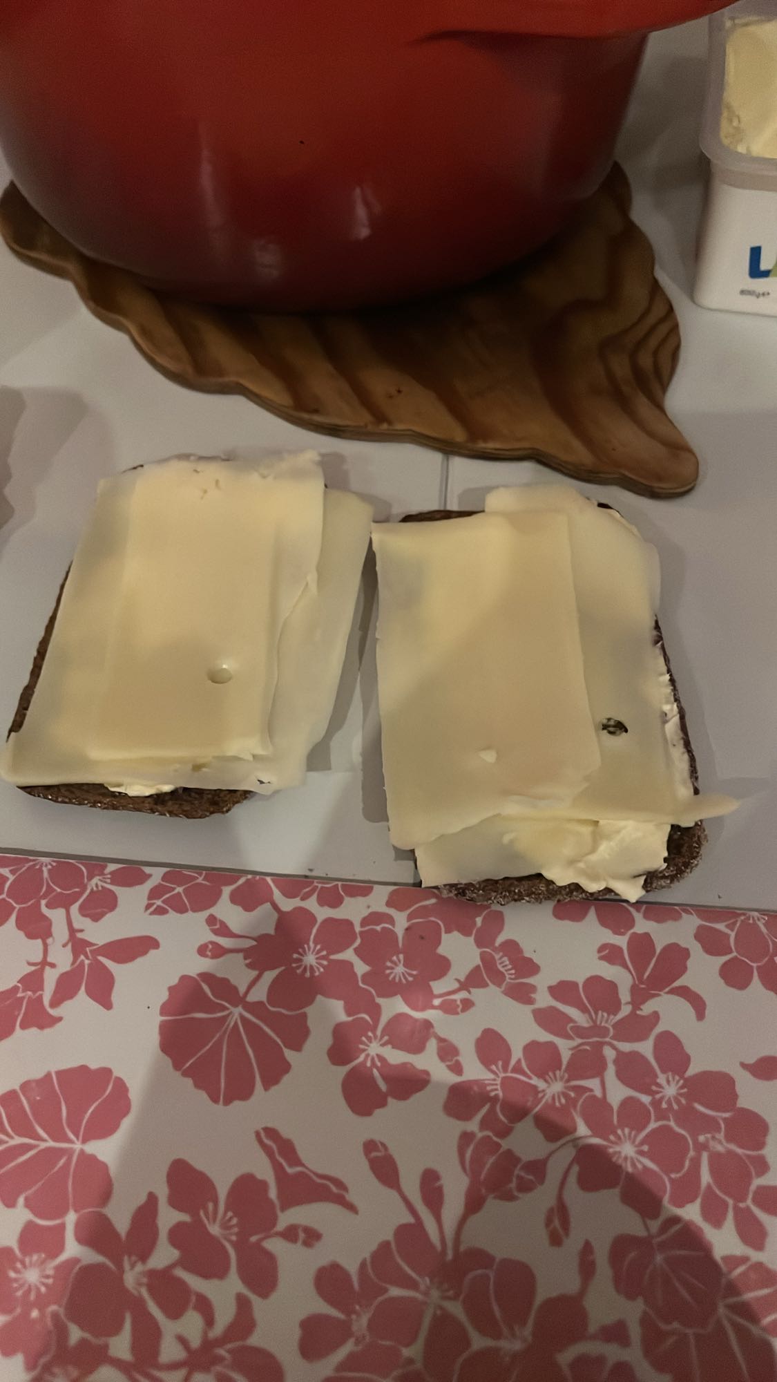 Ostsmörgås på rågbröd