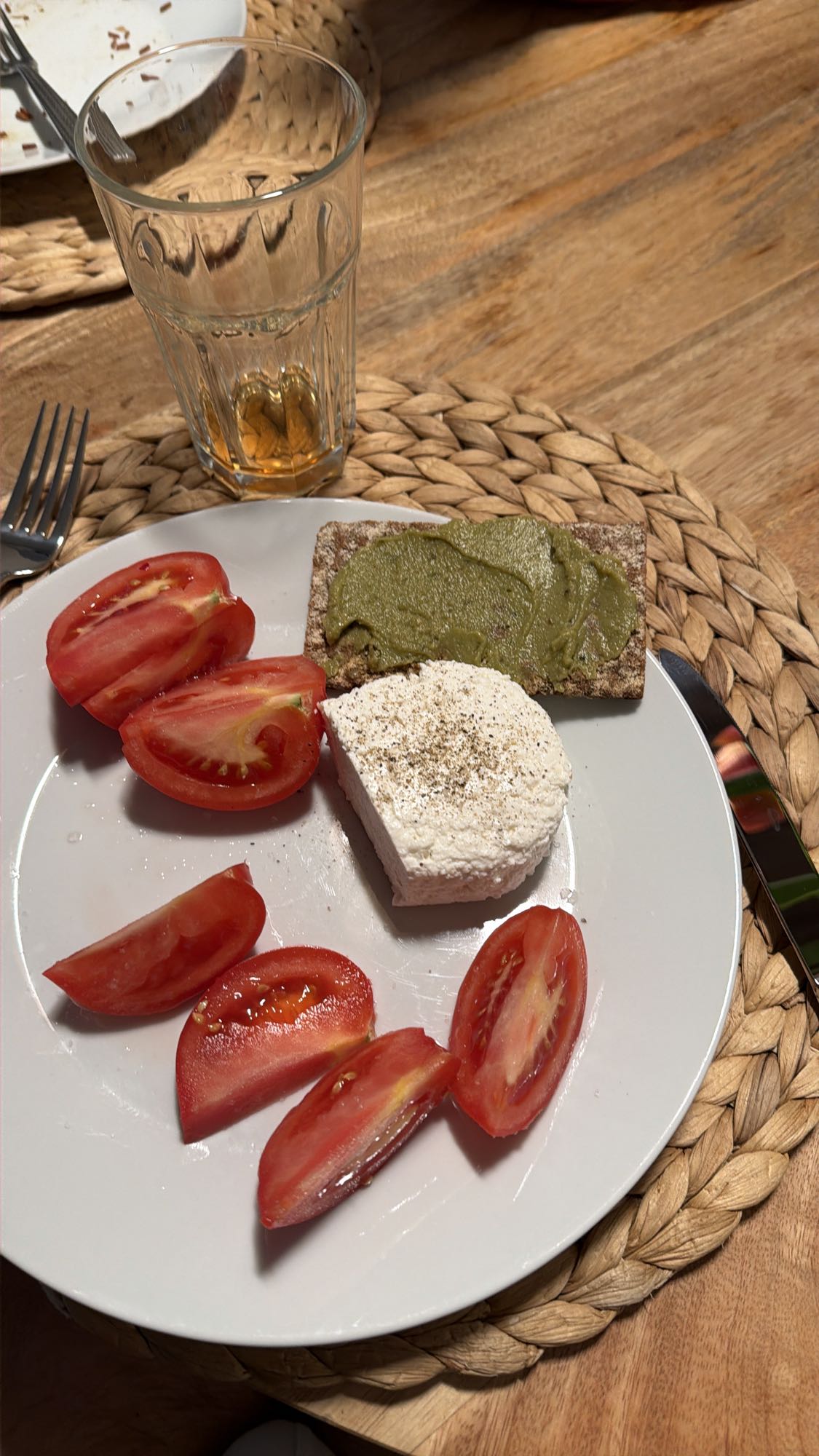 Twaróg, pomidor, chrupkie