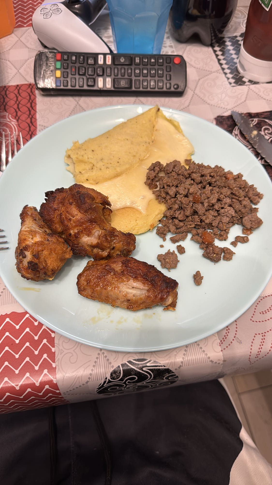 Polenta, carne y alitas