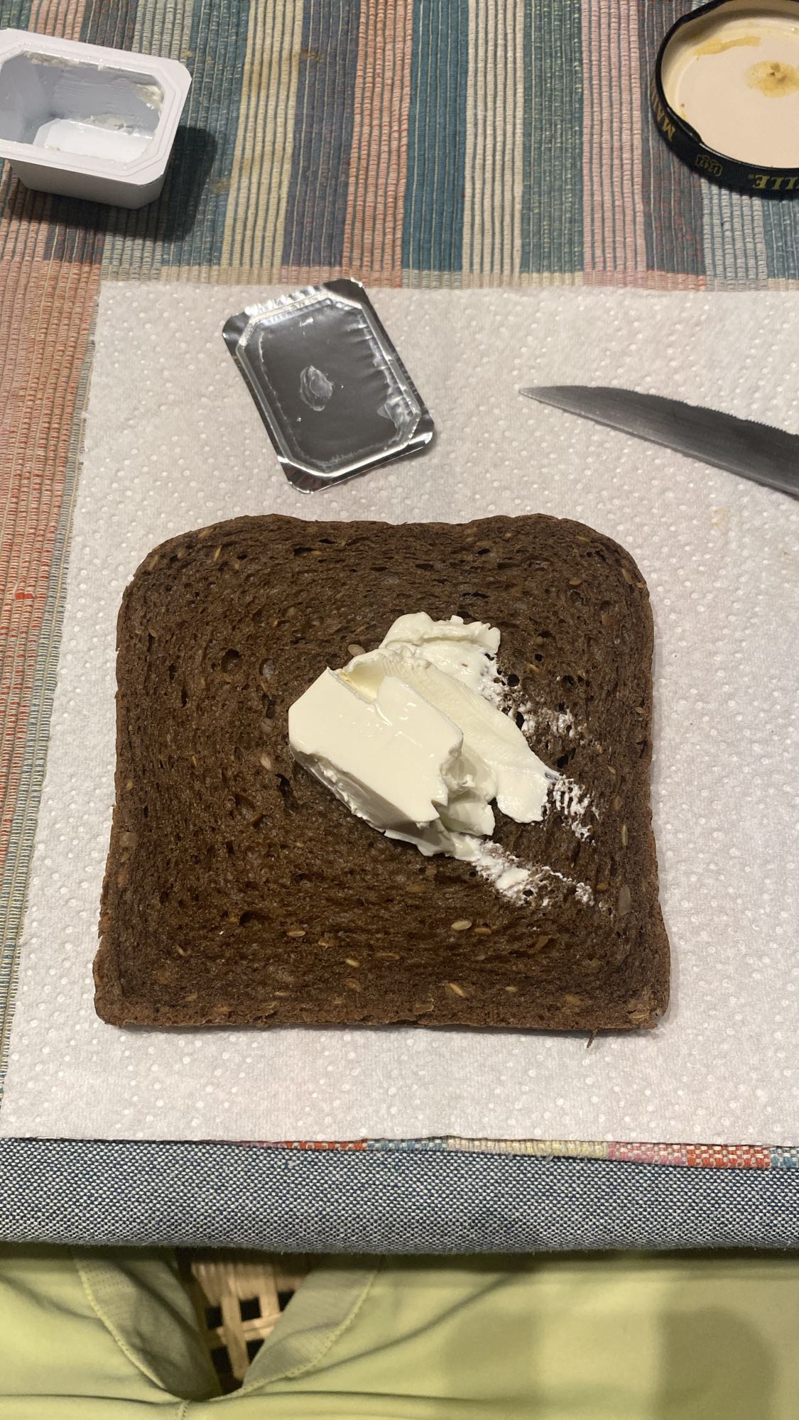 Pain complet et fromage frais