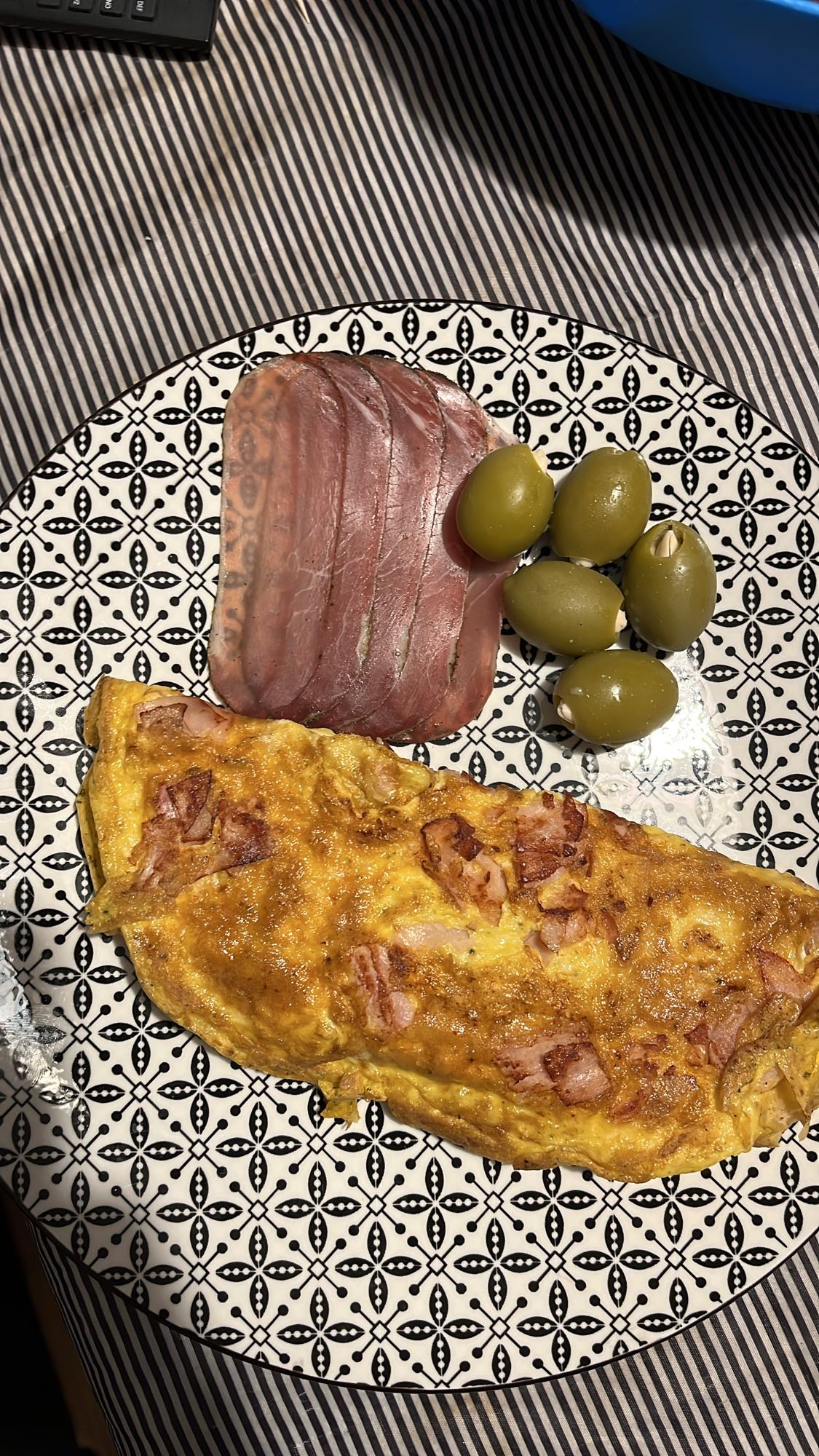 Омлет с прошуто и маслини