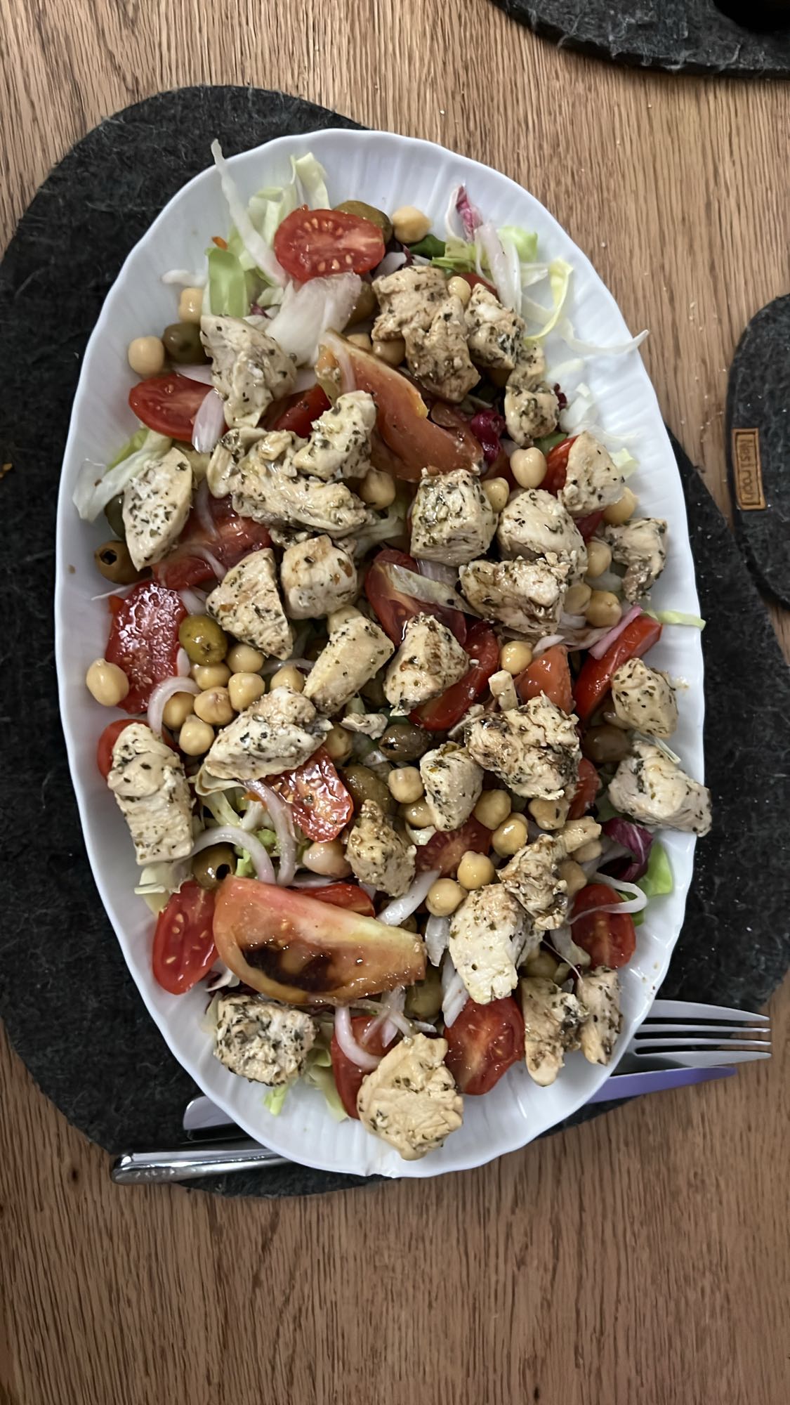 Tavuklu Nohutlu Salata